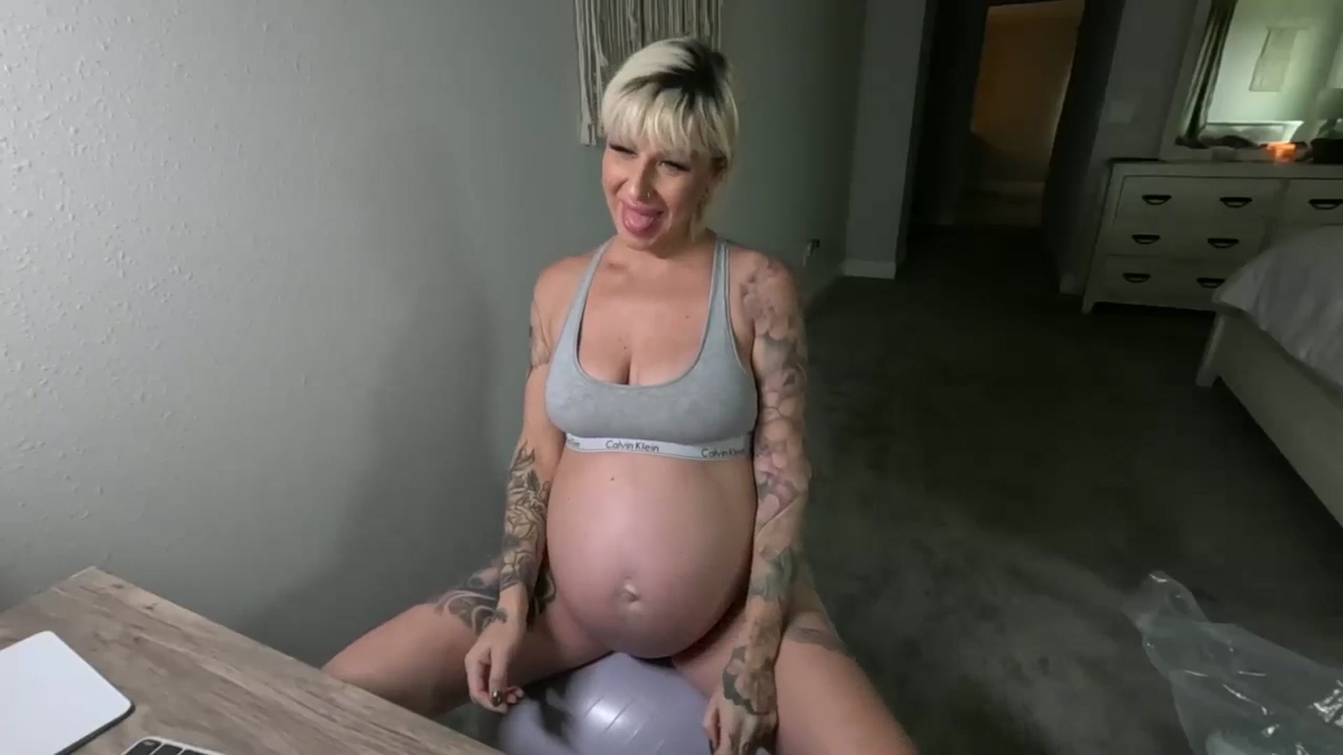 Gallery image thumbnail from JulieTheMylf's myfreecams stream on, 12/11/2024, 17:28 image 15 of 20