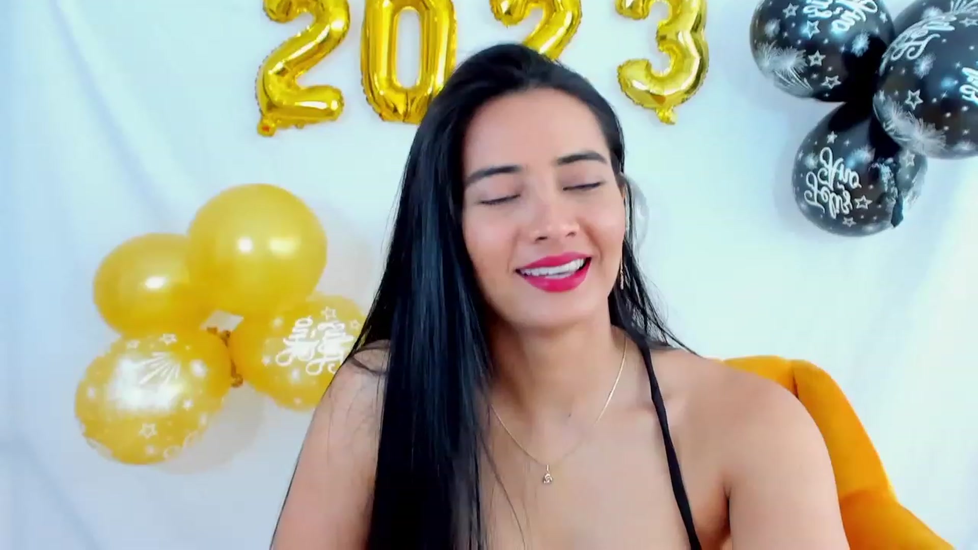Gallery image thumbnail from Julie__Moon's myfreecams stream on, 12/31/2022, 16:37 image 13 of 20
