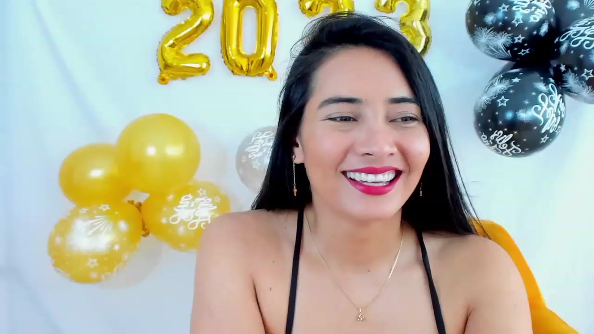 Gallery image thumbnail from Julie__Moon's myfreecams stream on, 12/31/2022, 16:37 image 11 of 20