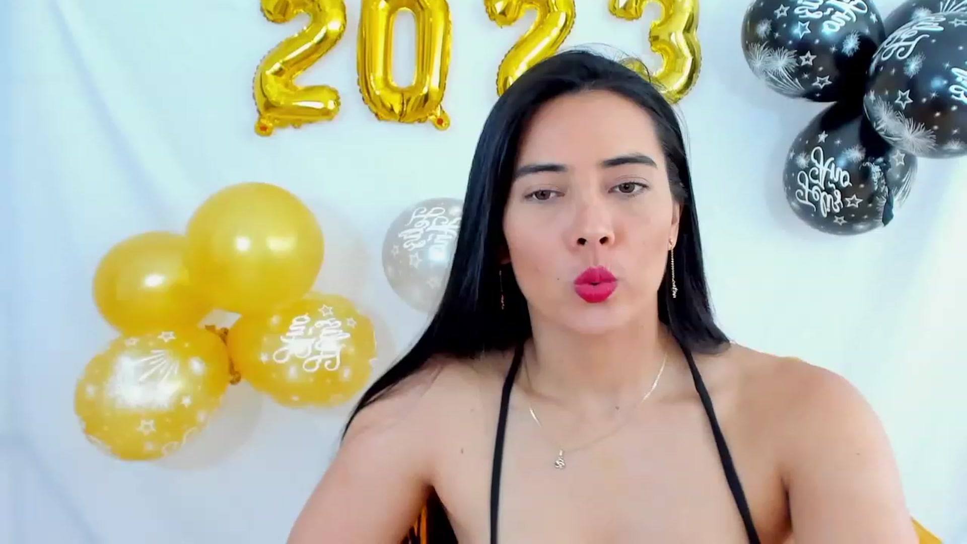 Gallery image thumbnail from Julie__Moon's myfreecams stream on, 12/31/2022, 16:37 image 14 of 20