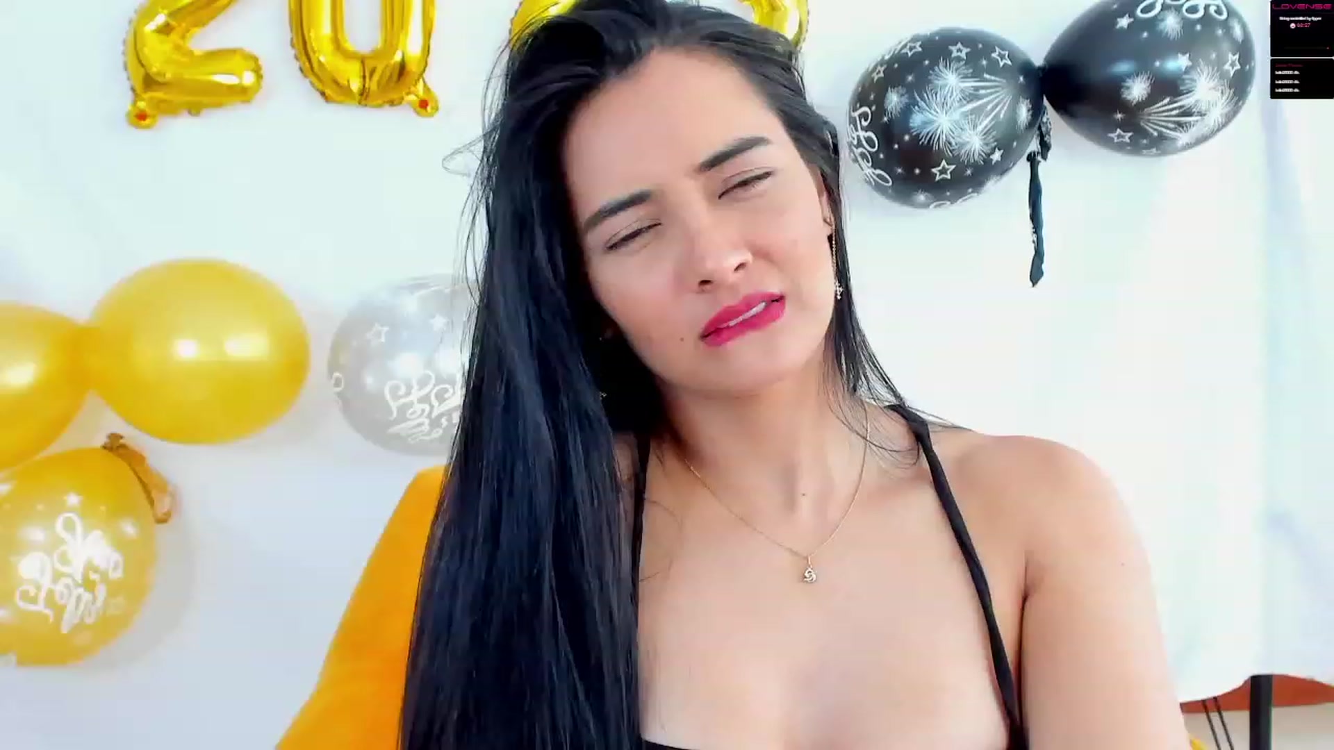 Gallery image thumbnail from Julie__Moon's myfreecams stream on, 12/31/2022, 17:34 image 18 of 20