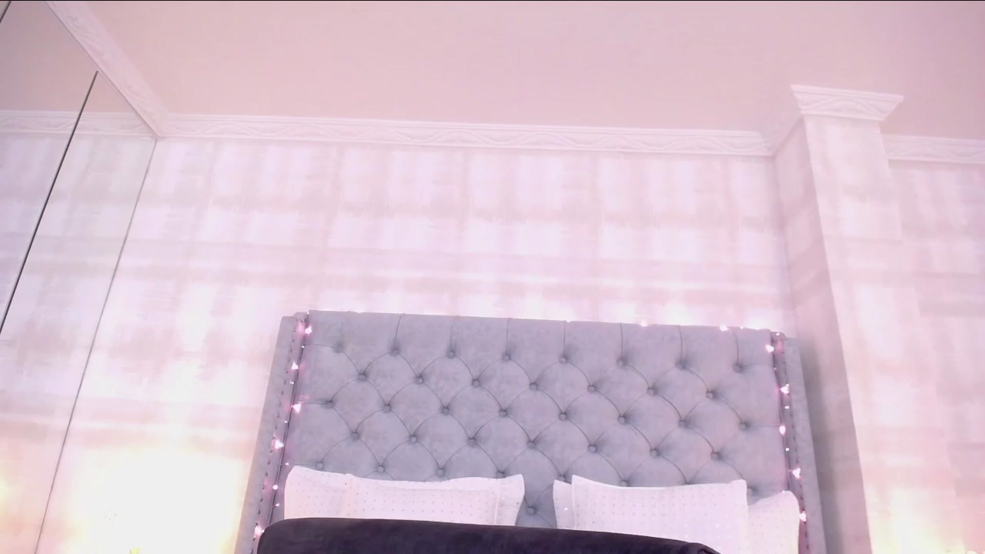 Gallery image thumbnail from Julie__Moon's myfreecams stream on, 02/11/2023, 19:03 image 10 of 20