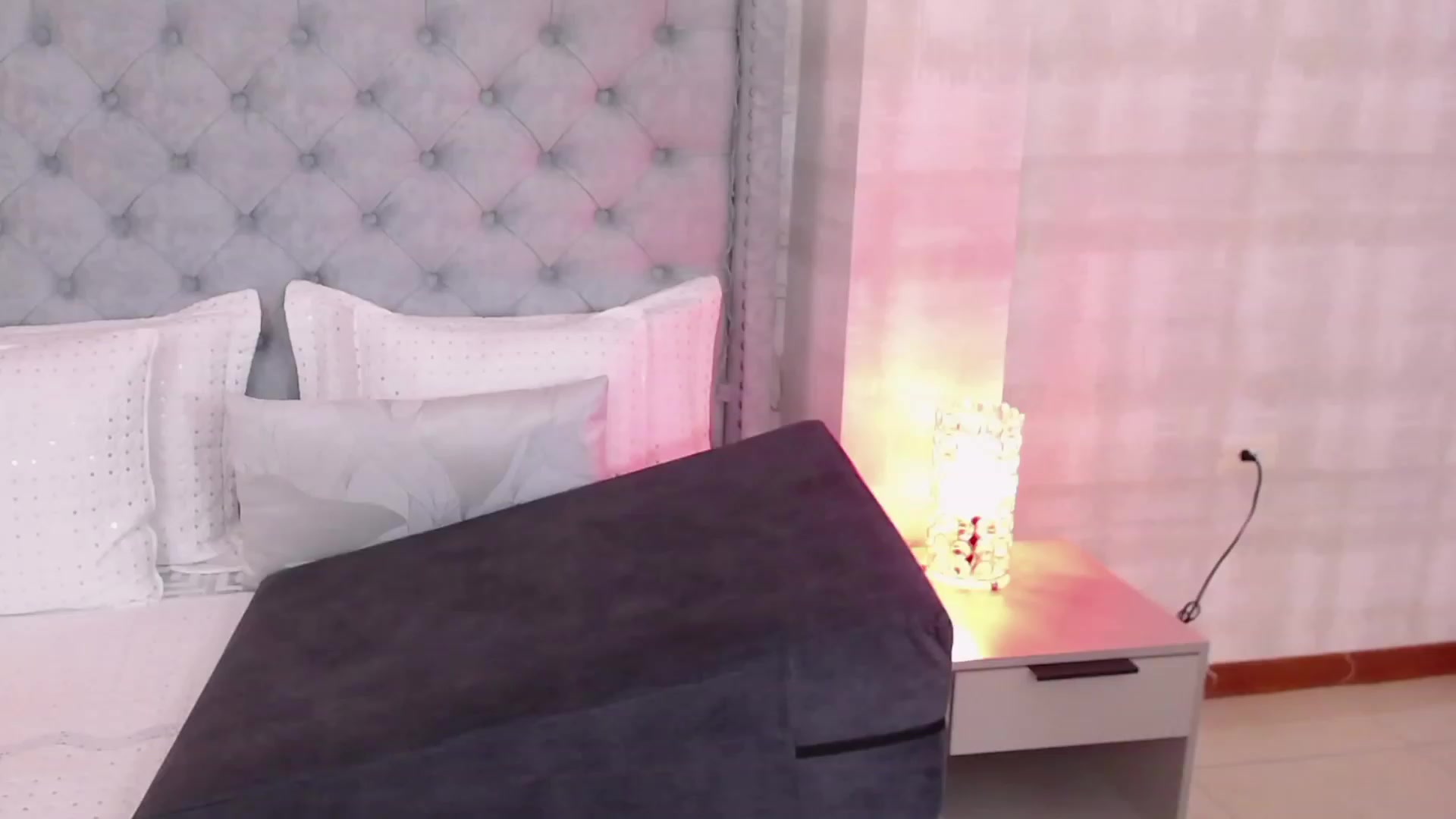 Gallery image thumbnail from Julie__Moon's myfreecams stream on, 03/22/2023, 24:51 image 8 of 20
