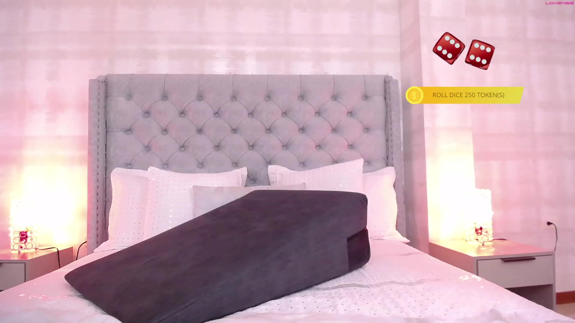 Gallery image thumbnail from Julie__Moon's myfreecams stream on, 03/28/2023, 01:06 image 14 of 20