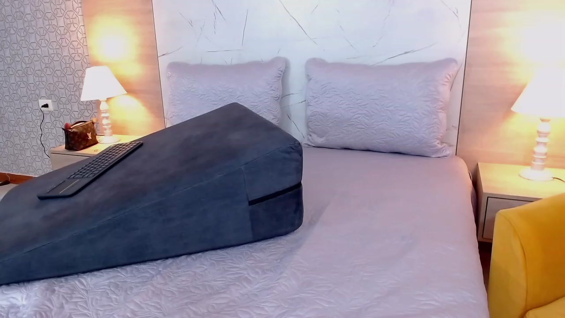 Gallery image thumbnail from Julie__Moon's myfreecams stream on, 06/10/2023, 18:53 image 15 of 20