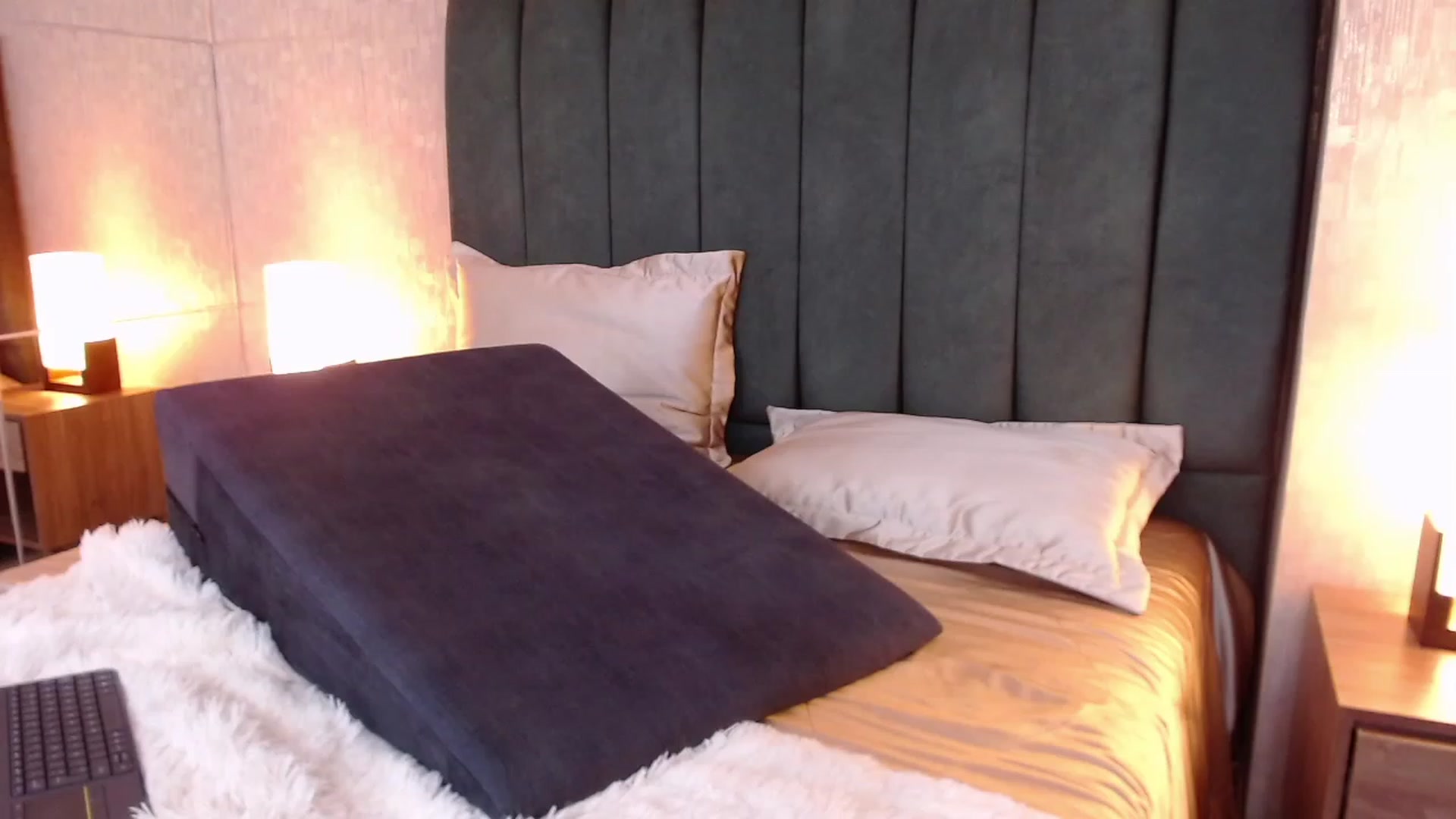 Gallery image thumbnail from Julie__Moon's myfreecams stream on, 06/13/2023, 24:50 image 10 of 20