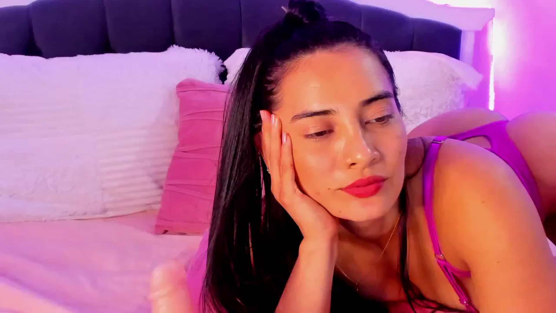 Gallery image thumbnail from Julie__Moon's myfreecams stream on, 12/27/2023, 24:14 image 11 of 20