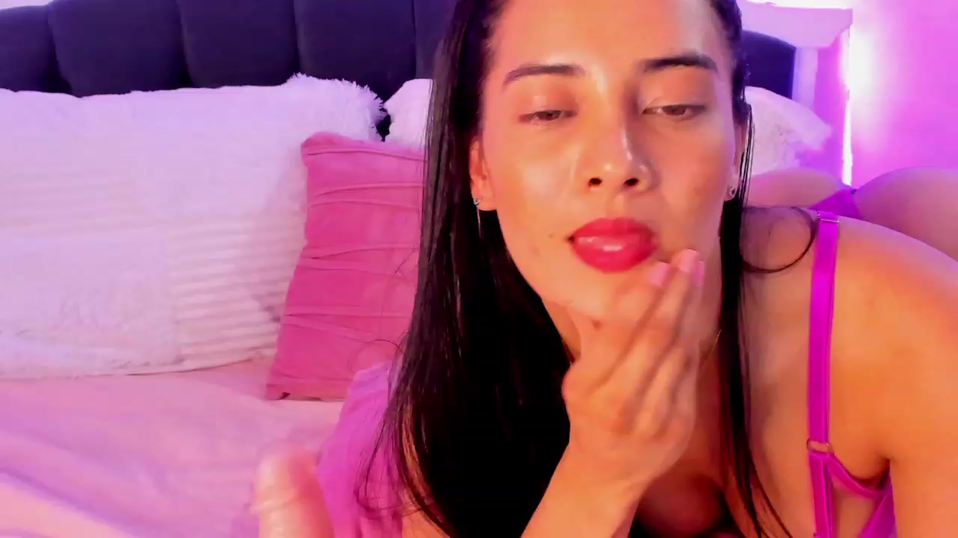 Gallery image thumbnail from Julie__Moon's myfreecams stream on, 12/27/2023, 24:14 image 12 of 20