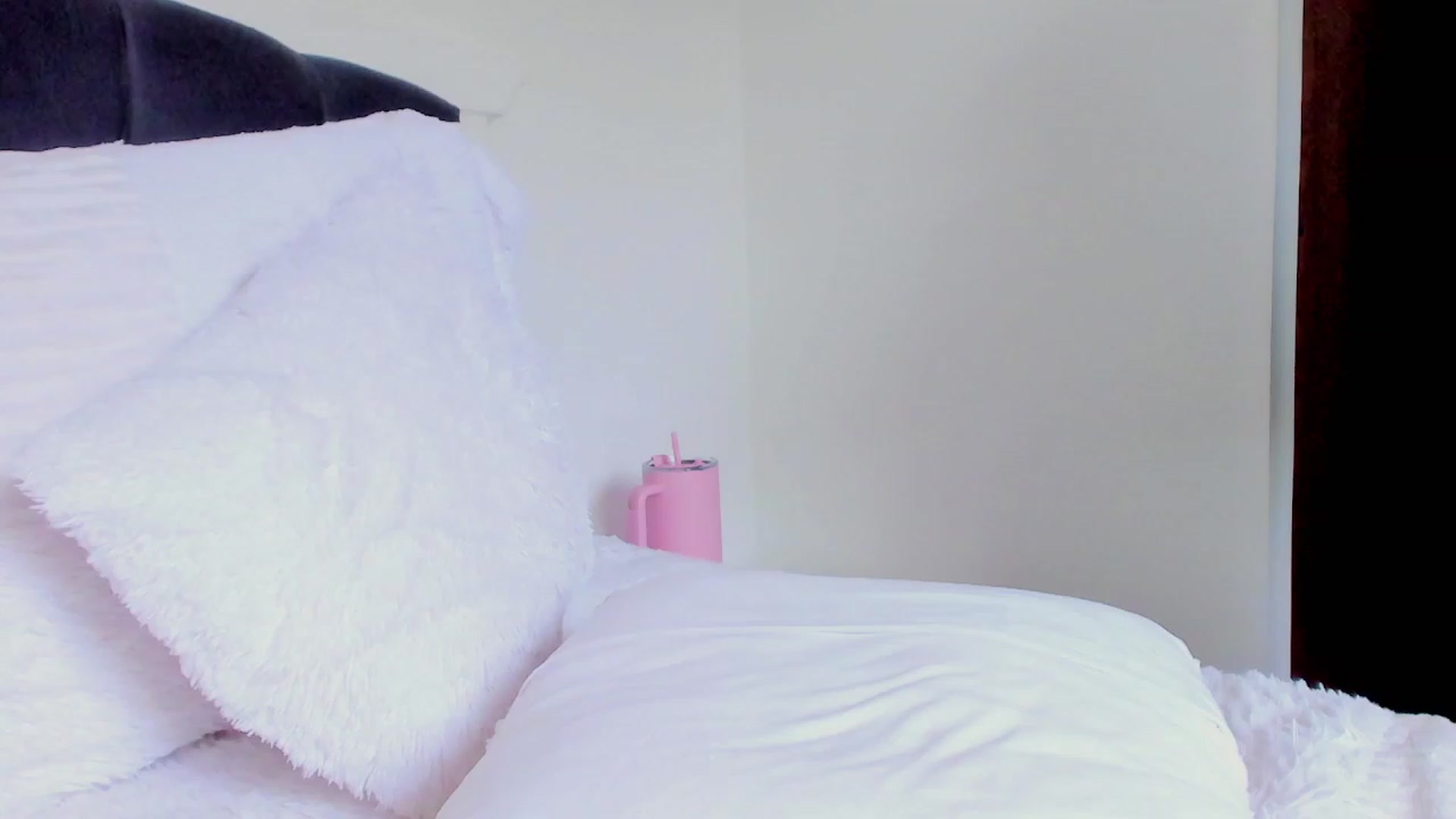 Gallery image thumbnail from Julie__Moon's myfreecams stream on, 02/17/2024, 19:49 image 9 of 20