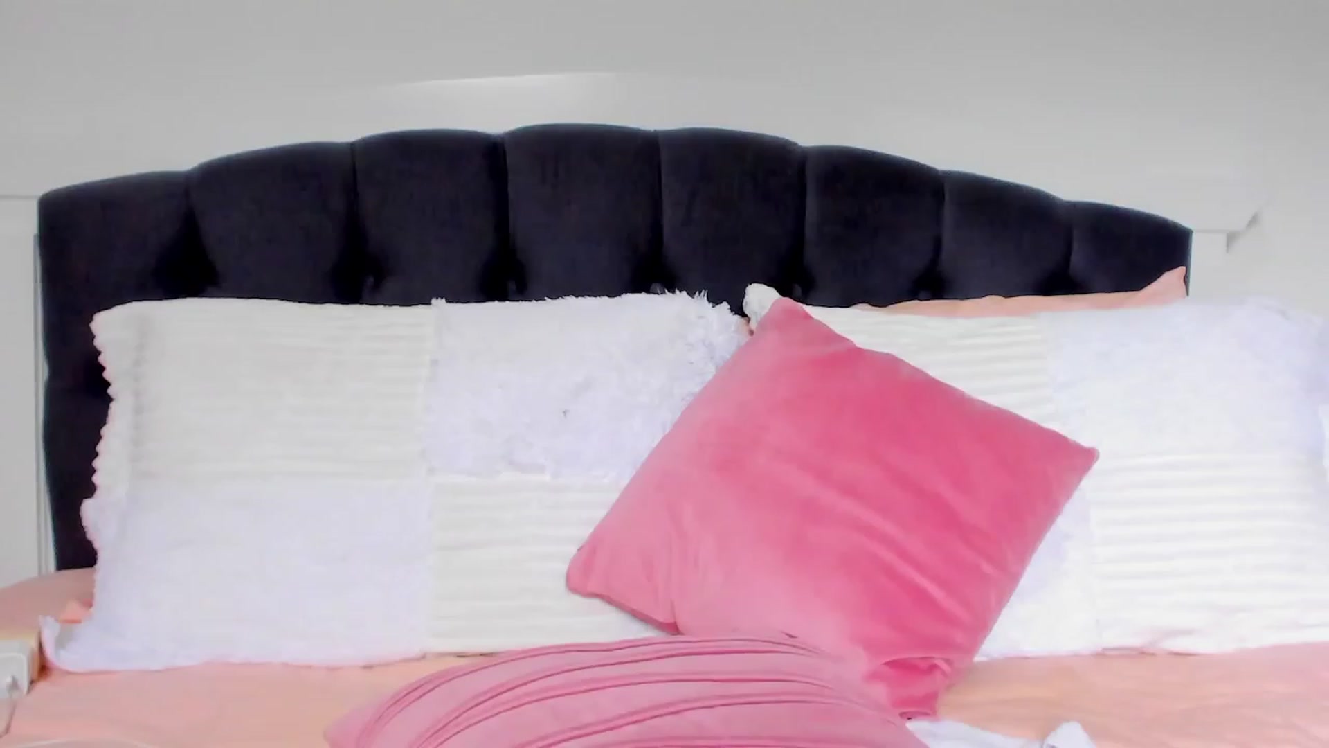 Gallery image thumbnail from Julie__Moon's myfreecams stream on, 03/09/2024, 19:23 image 3 of 20