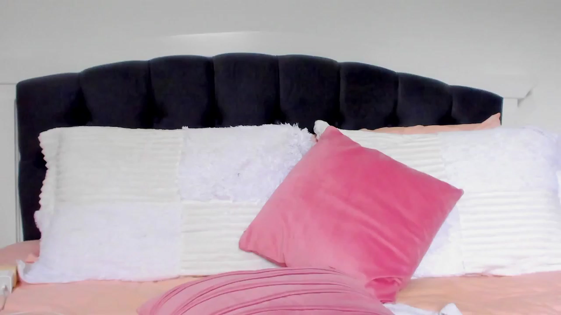 Gallery image thumbnail from Julie__Moon's myfreecams stream on, 03/09/2024, 19:23 image 4 of 20