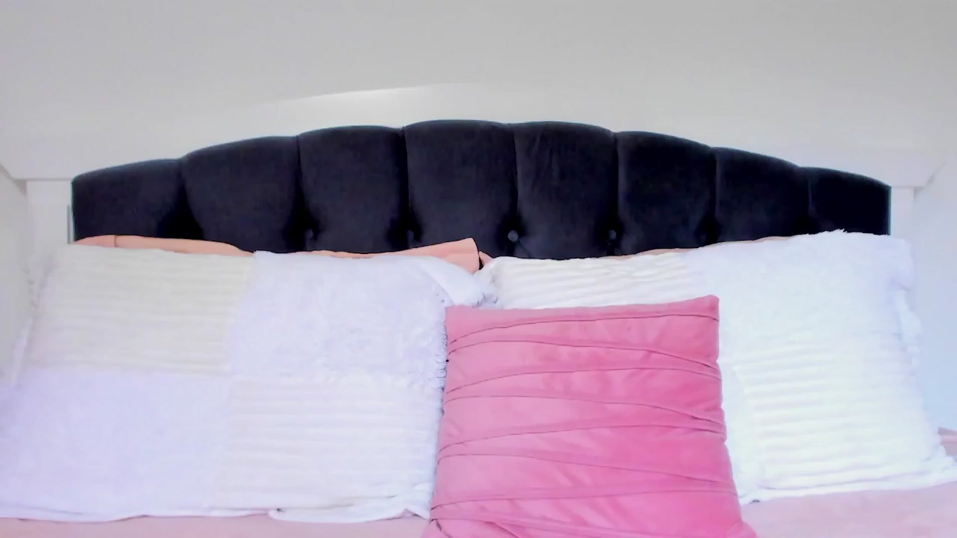 Gallery image thumbnail from Julie__Moon's myfreecams stream on, 03/16/2024, 17:57 image 7 of 20