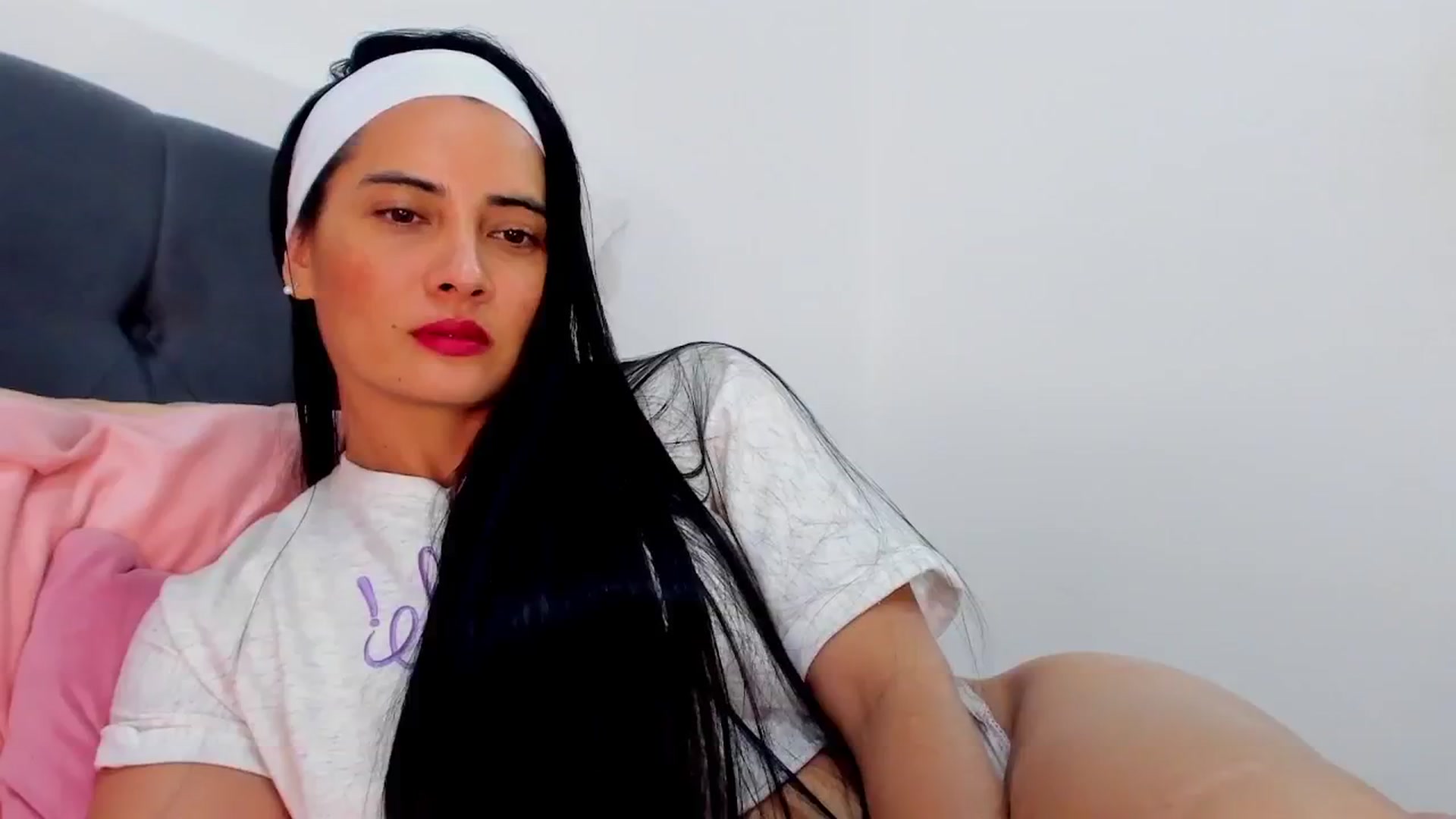 Gallery image thumbnail from Julie__Moon's myfreecams stream on, 11/29/2024, 24:36 image 5 of 20
