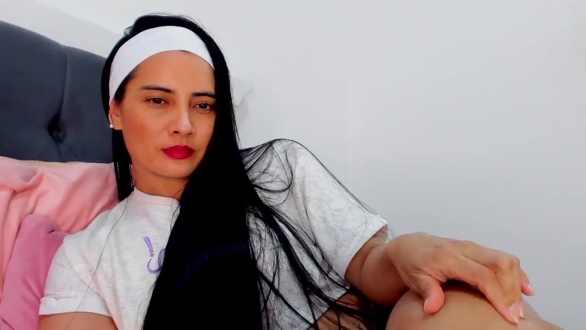 Gallery image thumbnail from Julie__Moon's myfreecams stream on, 11/29/2024, 24:36 image 6 of 20