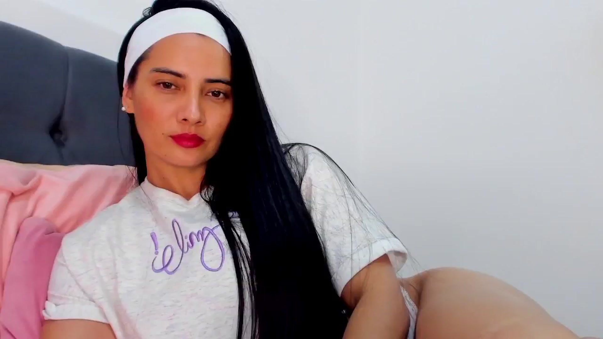 Gallery image thumbnail from Julie__Moon's myfreecams stream on, 11/29/2024, 24:36 image 4 of 20
