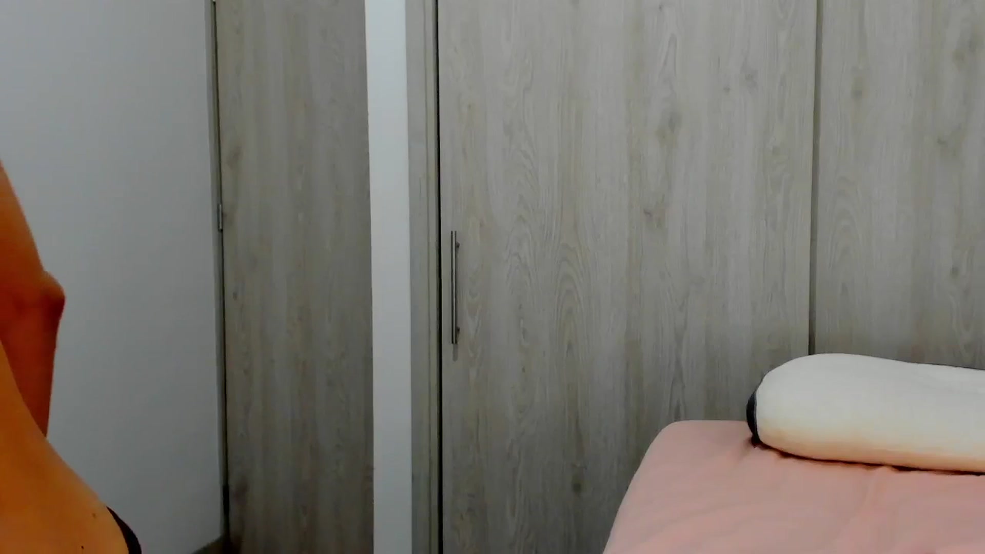 Gallery image thumbnail from Julie__Moon's myfreecams stream on, 12/24/2024, 22:21 image 11 of 20
