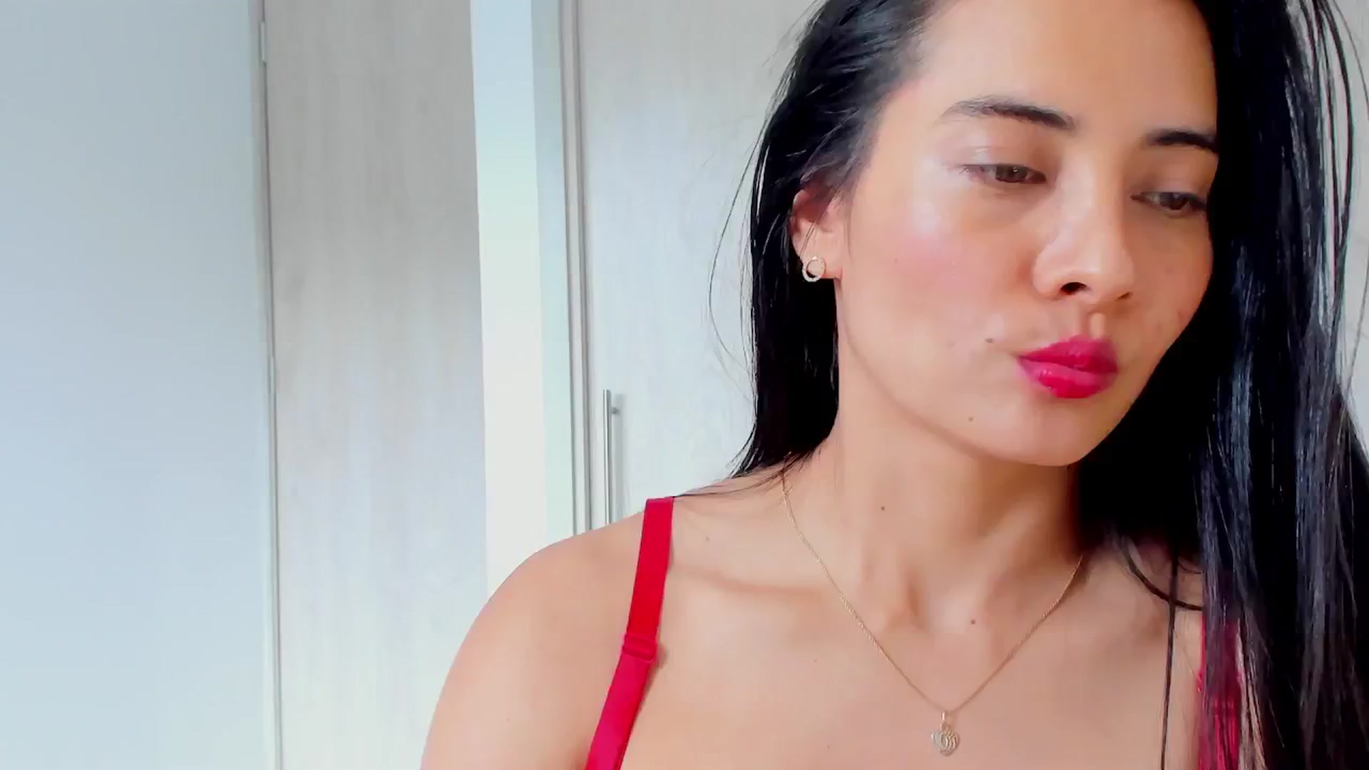 Gallery image thumbnail from Julie__Moon's myfreecams stream on, 04/20/2025, 18:30 image 18 of 20