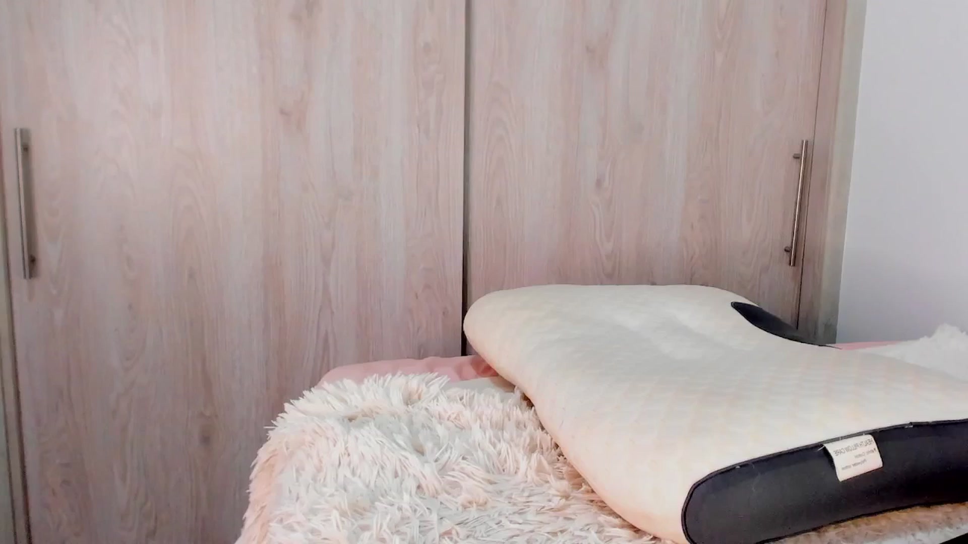Gallery image thumbnail from Julie__Moon's myfreecams stream on, 04/22/2025, 24:18 image 8 of 20