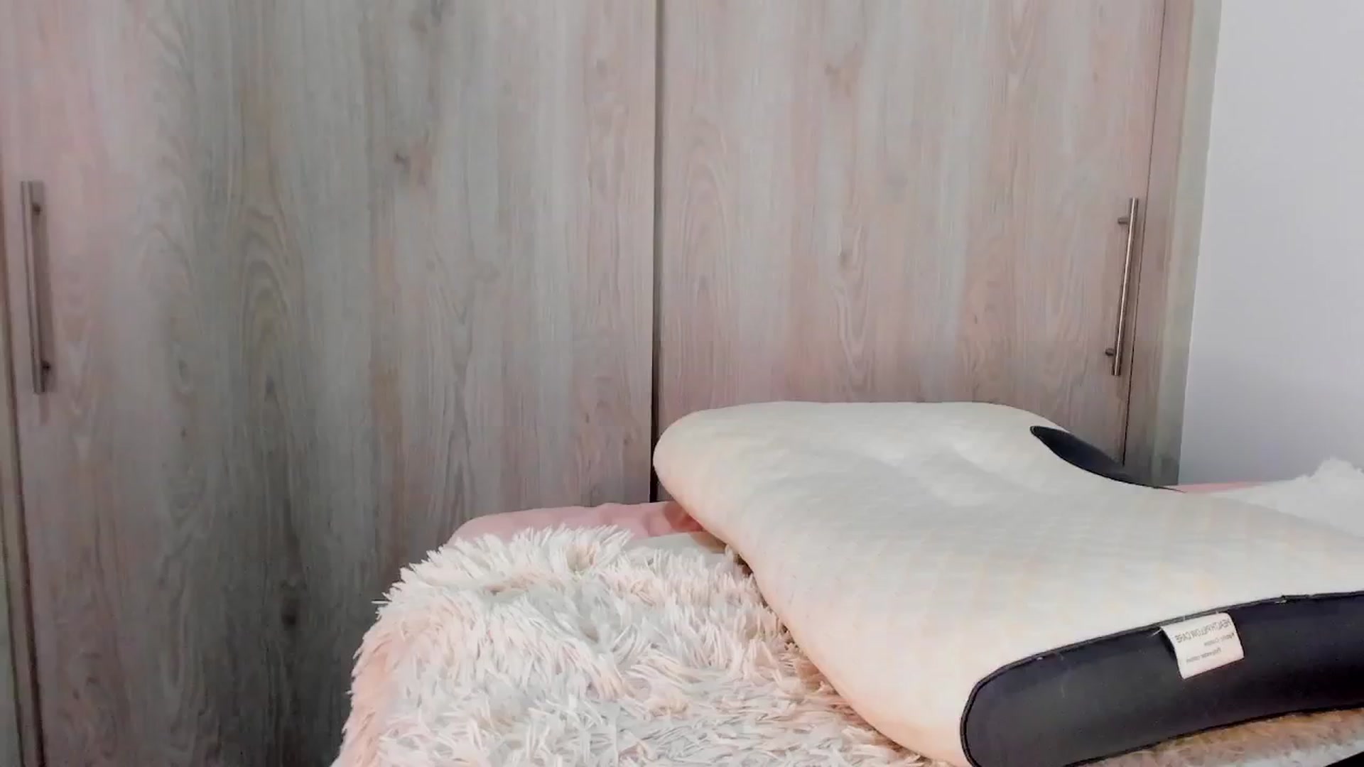 Gallery image thumbnail from Julie__Moon's myfreecams stream on, 04/22/2025, 24:18 image 9 of 20