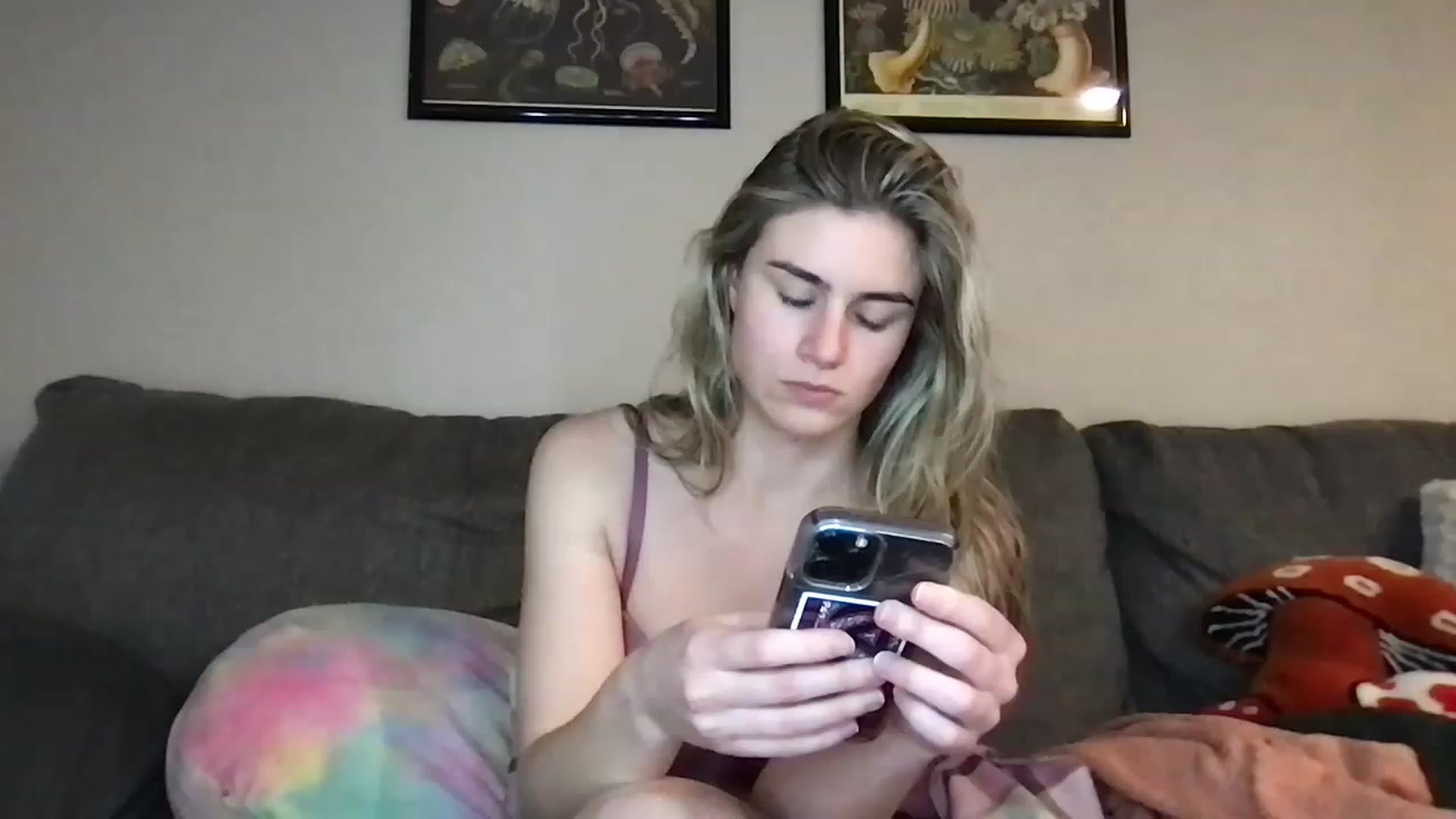 Gallery image thumbnail from JulietteDream's myfreecams stream on, 12/19/2022, 01:36 image 12 of 20