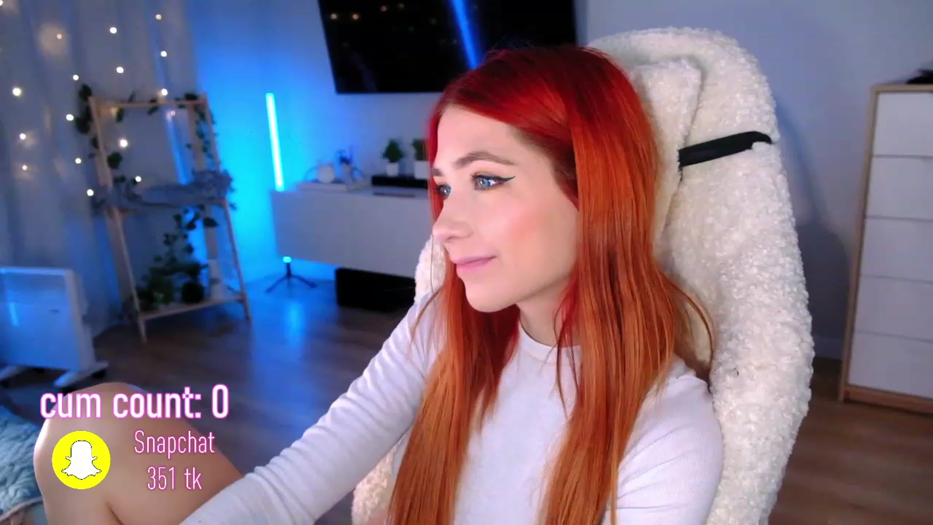 Gallery image thumbnail from JulyRedFox's myfreecams stream on, 11/27/2022, 24:46 image 13 of 20