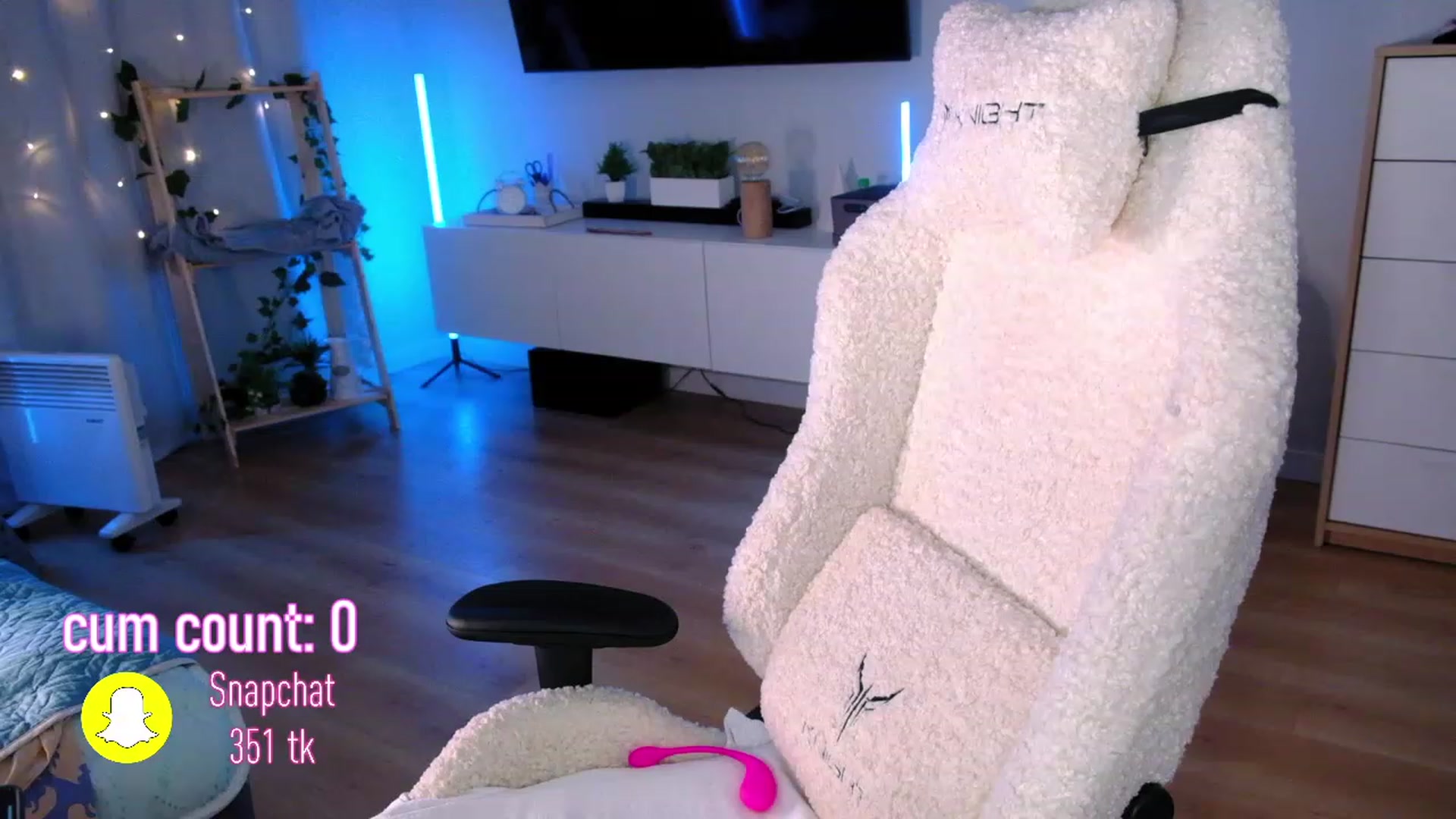 Gallery image thumbnail from JulyRedFox's myfreecams stream on, 11/27/2022, 24:46 image 18 of 20