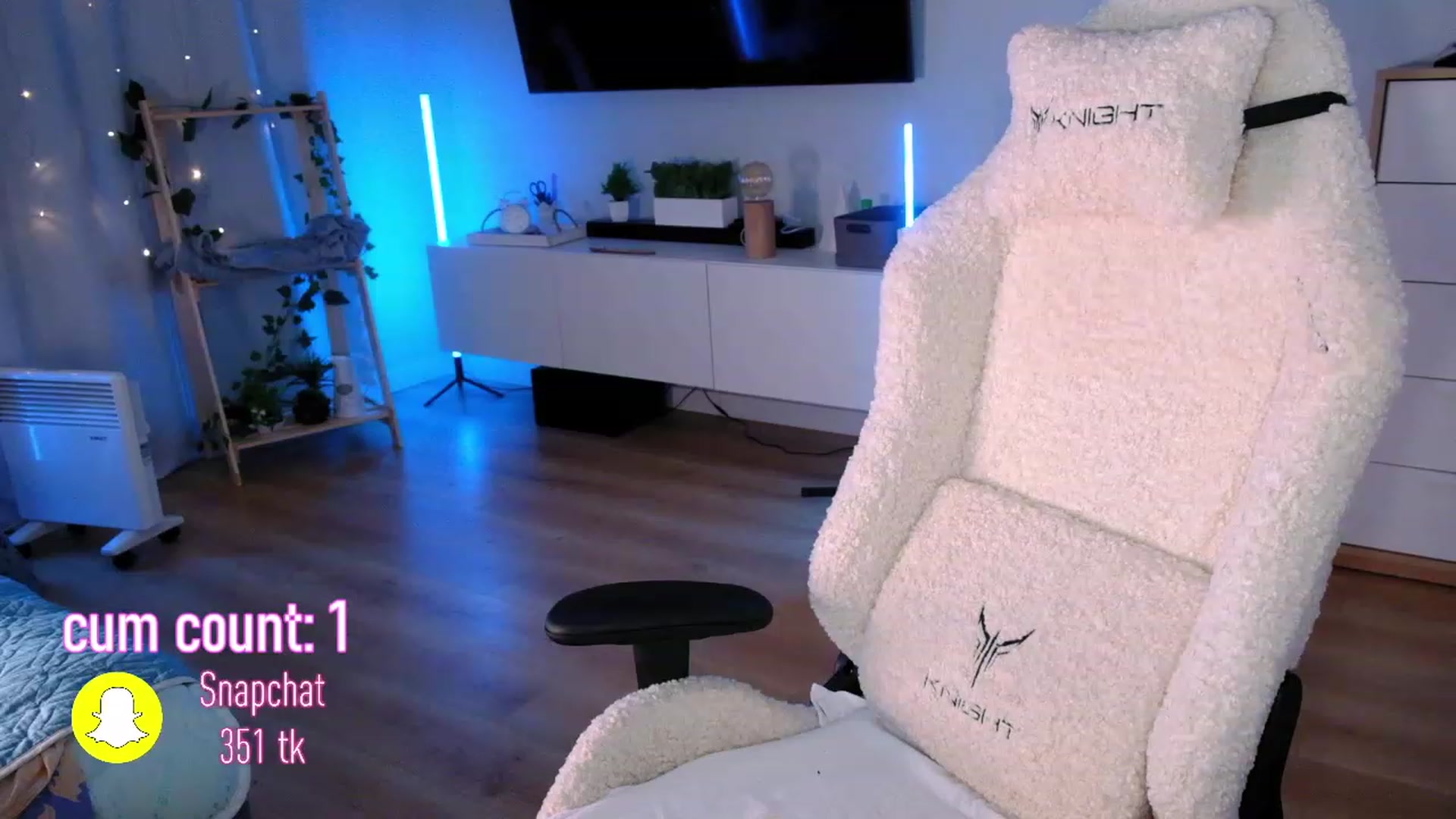 Gallery image thumbnail from JulyRedFox's myfreecams stream on, 11/27/2022, 01:01 image 8 of 20