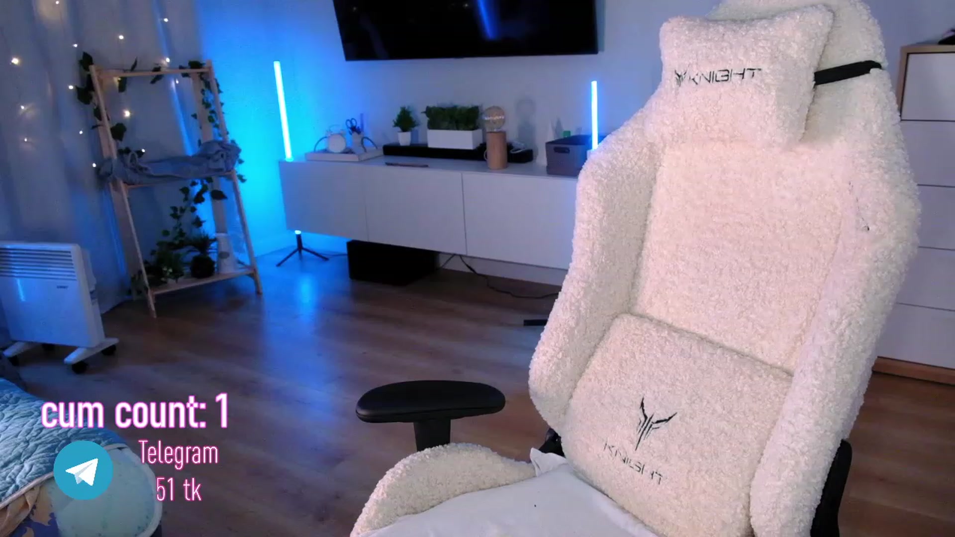 Gallery image thumbnail from JulyRedFox's myfreecams stream on, 11/27/2022, 01:01 image 10 of 20