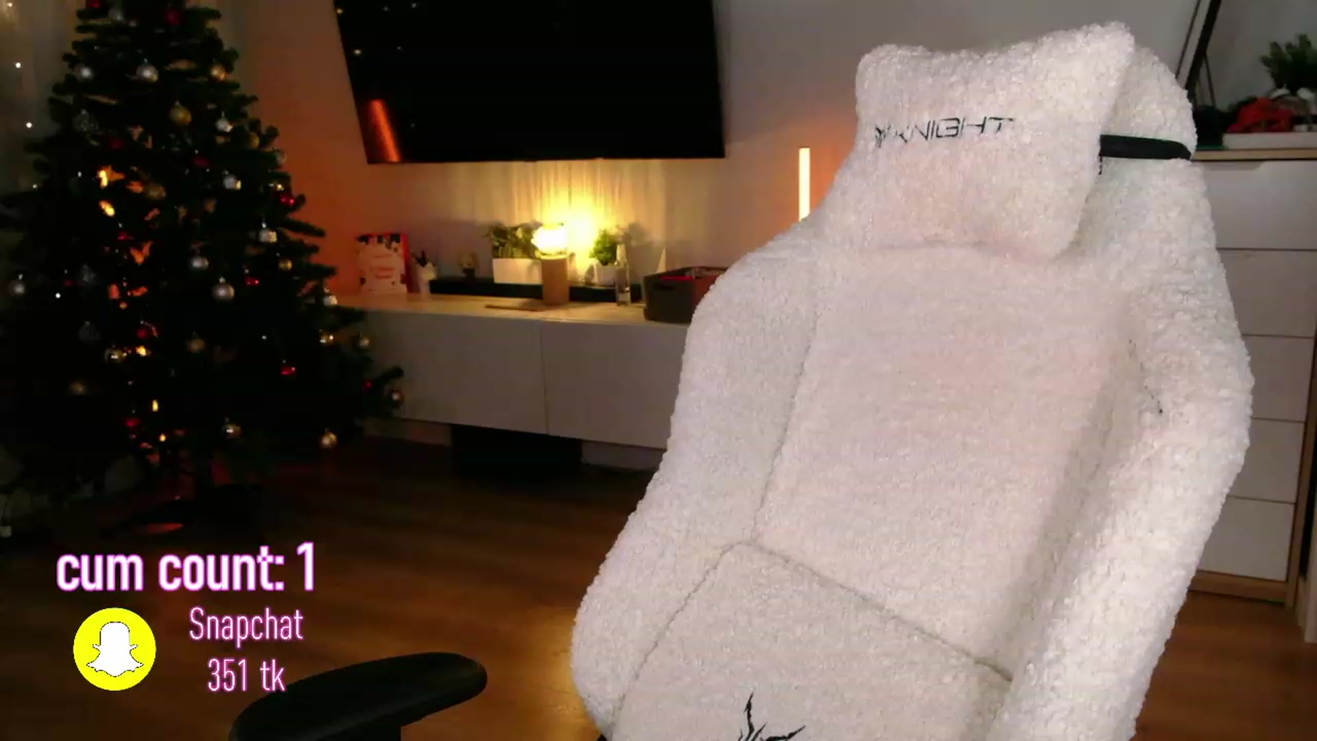 Gallery image thumbnail from JulyRedFox's myfreecams stream on, 12/18/2022, 01:52 image 13 of 20