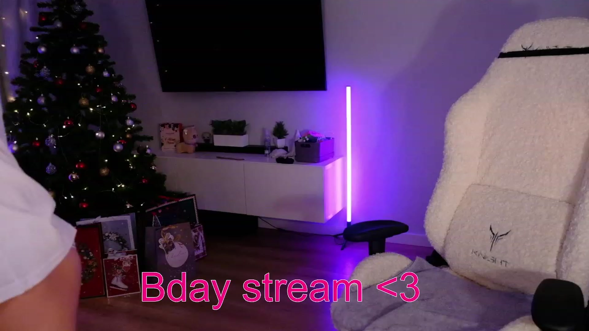 Gallery image thumbnail from JulyRedFox's myfreecams stream on, 12/27/2022, 24:01 image 1 of 20