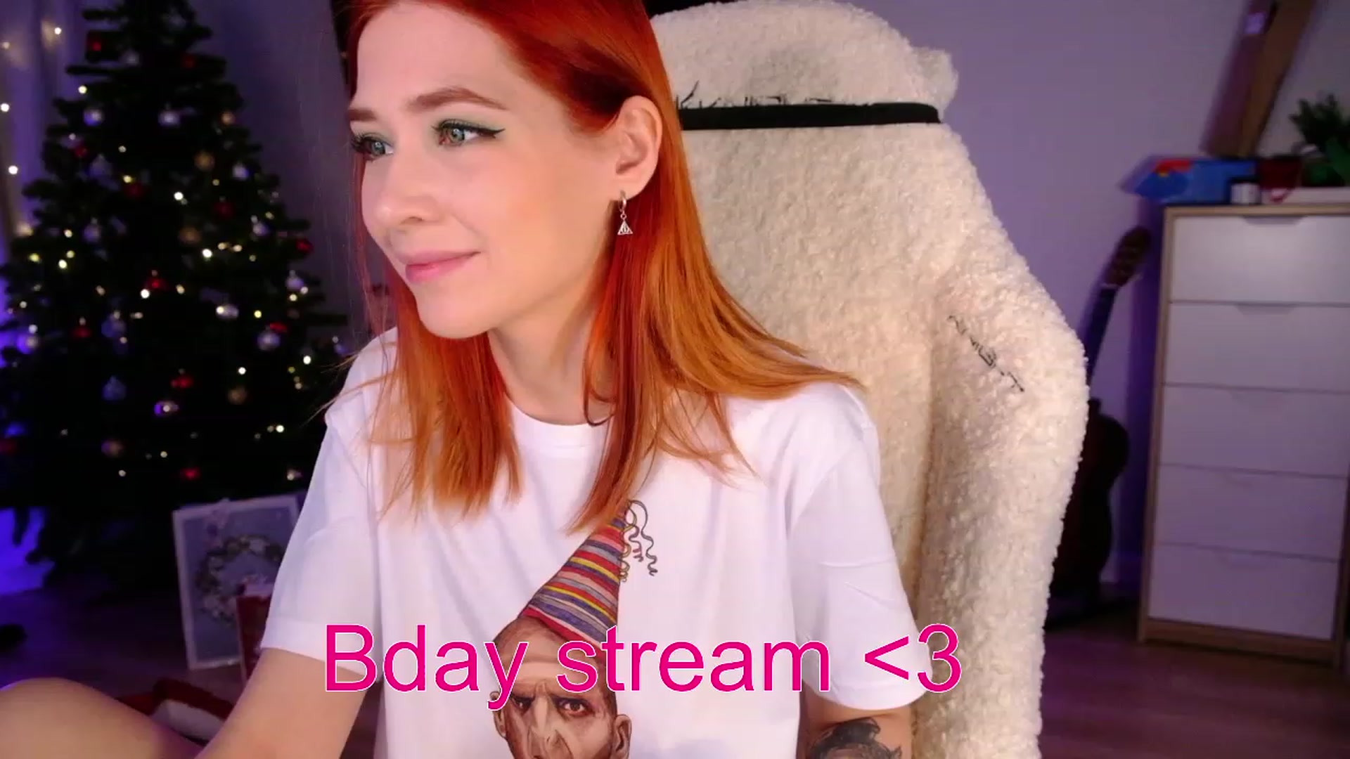 Gallery image thumbnail from JulyRedFox's myfreecams stream on, 12/27/2022, 24:01 image 16 of 20