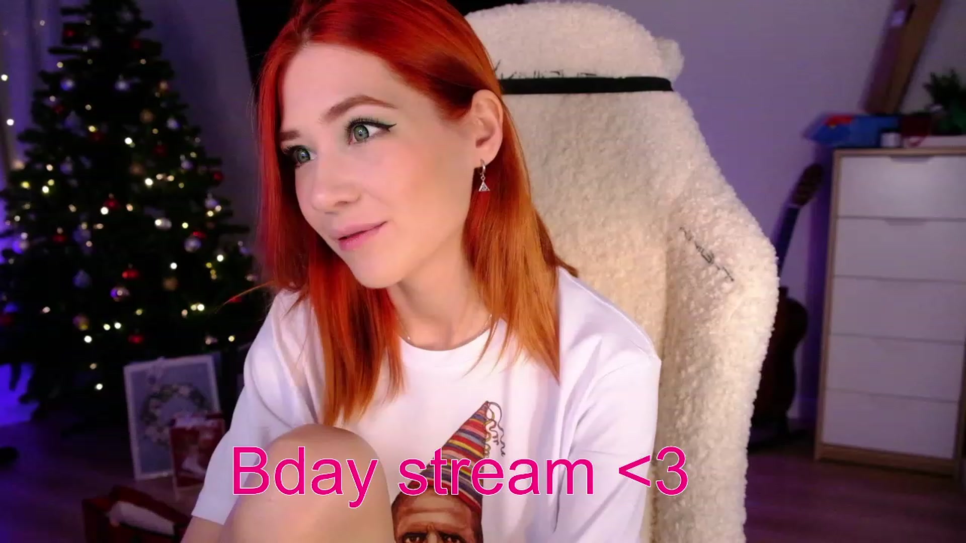 Gallery image thumbnail from JulyRedFox's myfreecams stream on, 12/27/2022, 24:01 image 11 of 20