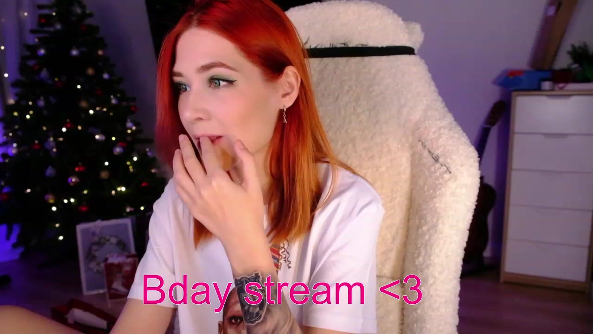 Gallery image thumbnail from JulyRedFox's myfreecams stream on, 12/27/2022, 24:01 image 14 of 20