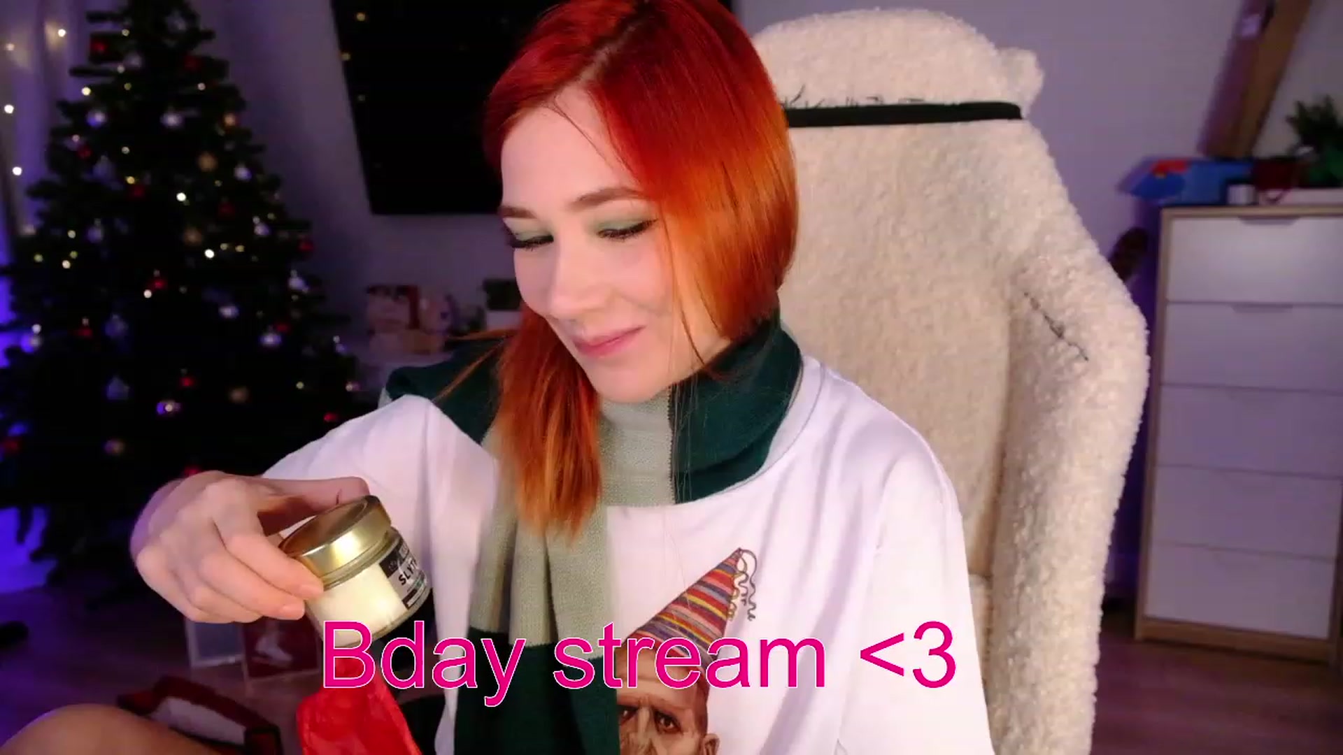 Gallery image thumbnail from JulyRedFox's myfreecams stream on, 12/27/2022, 24:01 image 5 of 20