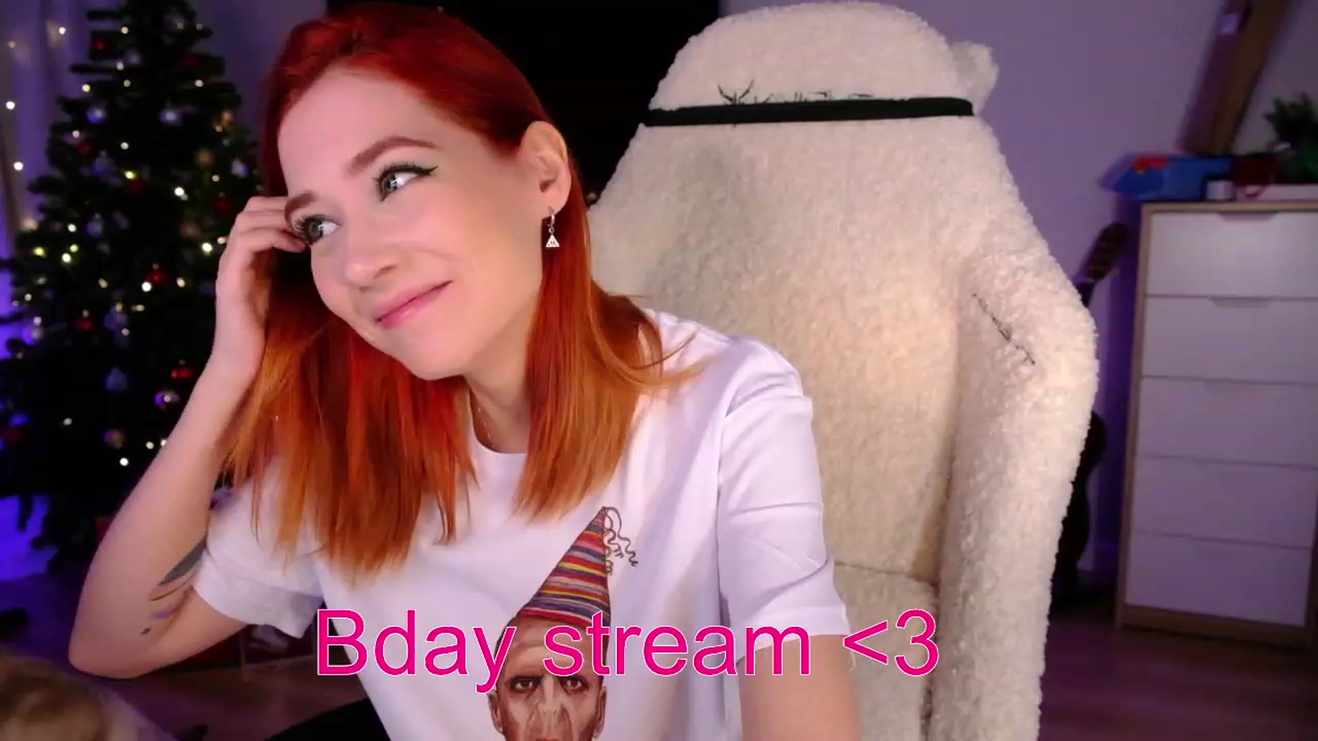 Gallery image thumbnail from JulyRedFox's myfreecams stream on, 12/27/2022, 24:01 image 2 of 20
