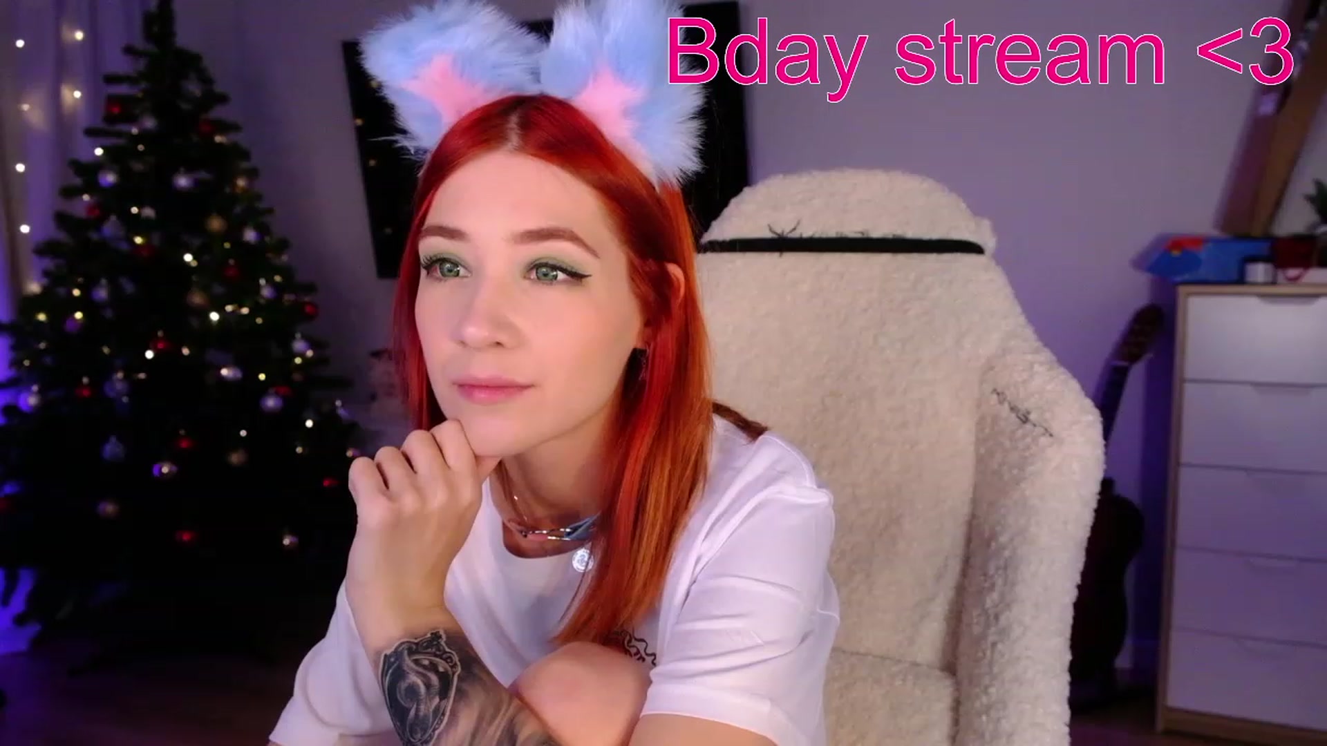 Gallery image thumbnail from JulyRedFox's myfreecams stream on, 12/27/2022, 01:39 image 16 of 20