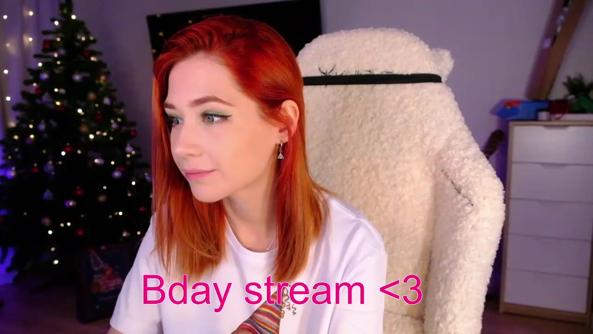 Gallery image thumbnail from JulyRedFox's myfreecams stream on, 12/27/2022, 01:39 image 6 of 20