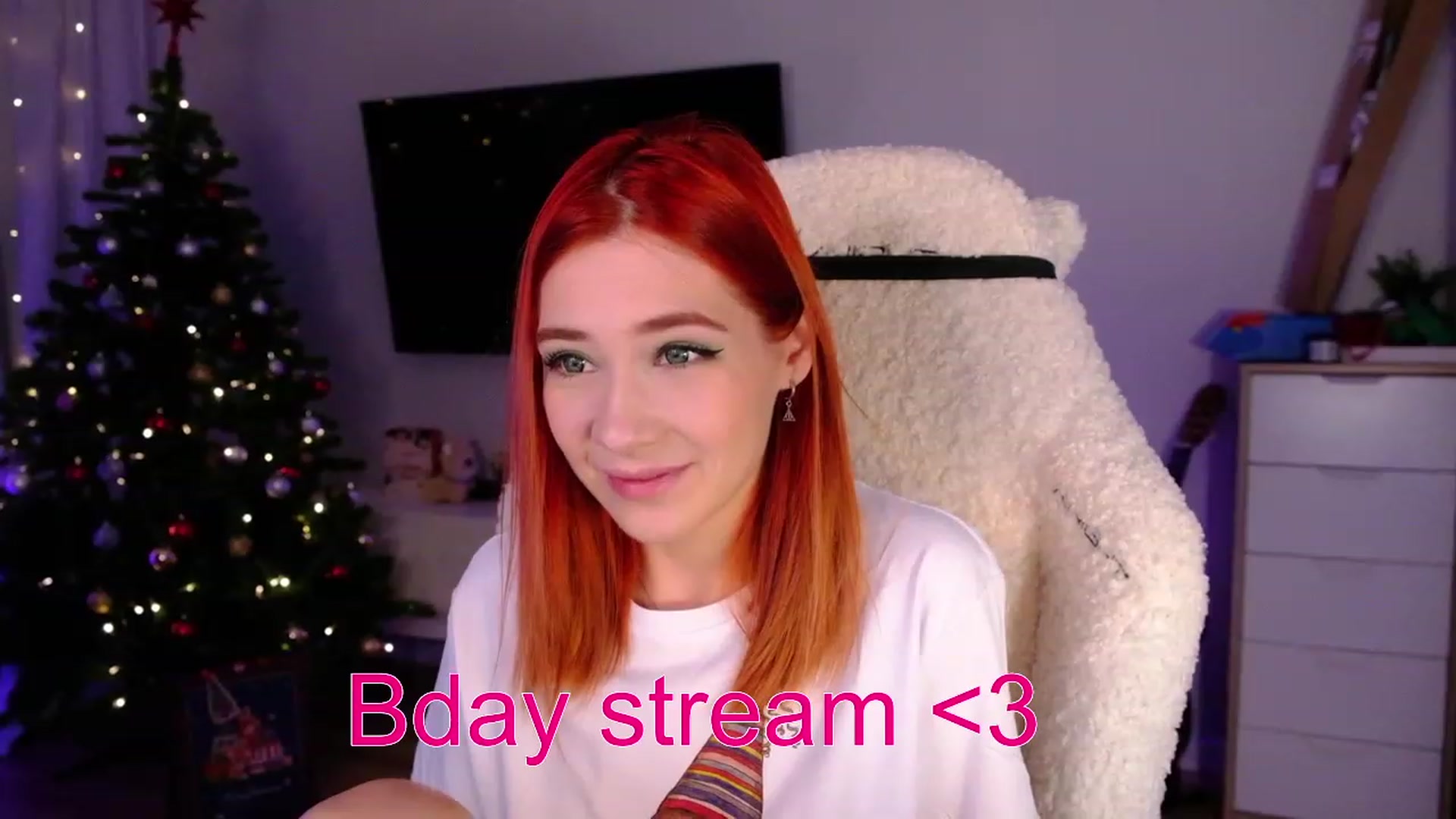 Gallery image thumbnail from JulyRedFox's myfreecams stream on, 12/27/2022, 01:39 image 8 of 20