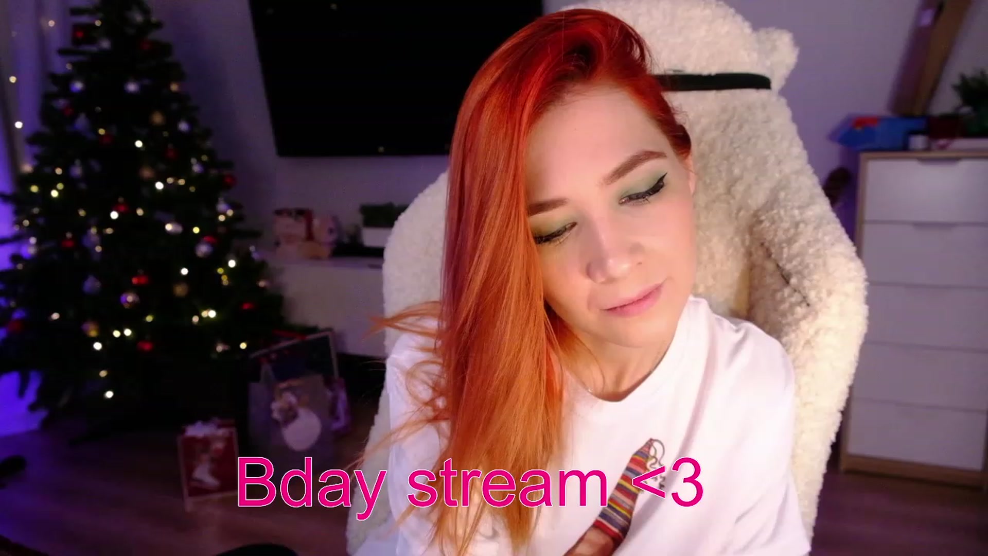 Gallery image thumbnail from JulyRedFox's myfreecams stream on, 12/27/2022, 01:39 image 3 of 20