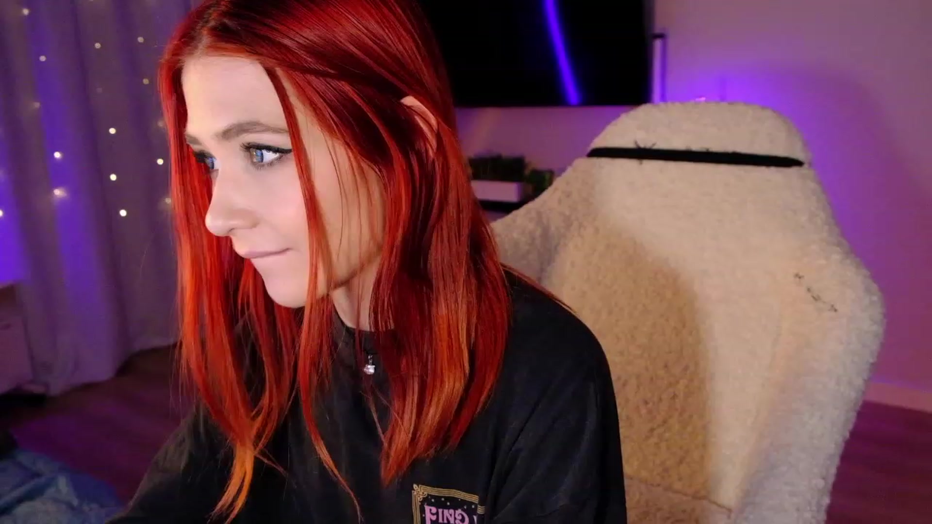 Gallery image thumbnail from JulyRedFox's myfreecams stream on, 01/31/2023, 03:04 image 5 of 20