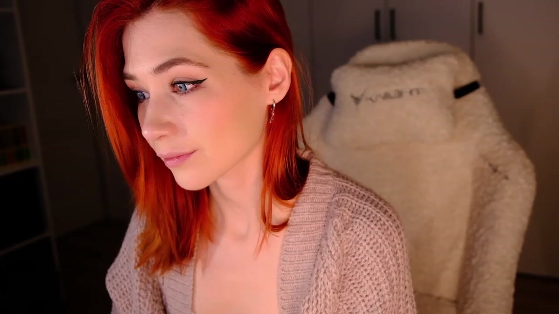 Gallery image thumbnail from JulyRedFox's myfreecams stream on, 04/10/2023, 24:09 image 6 of 20