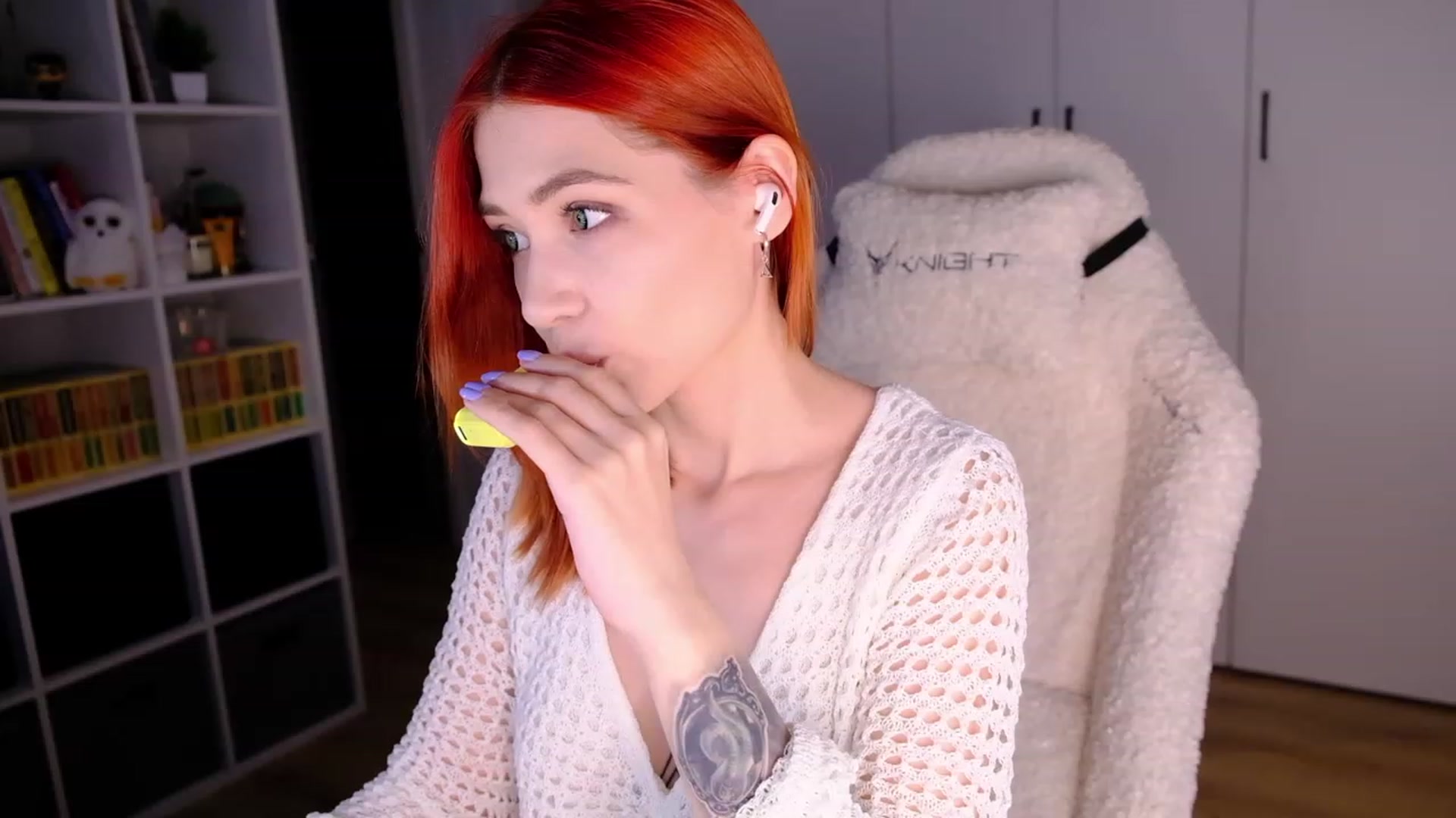 Gallery image thumbnail from JulyRedFox's myfreecams stream on, 04/19/2023, 02:05 image 13 of 20