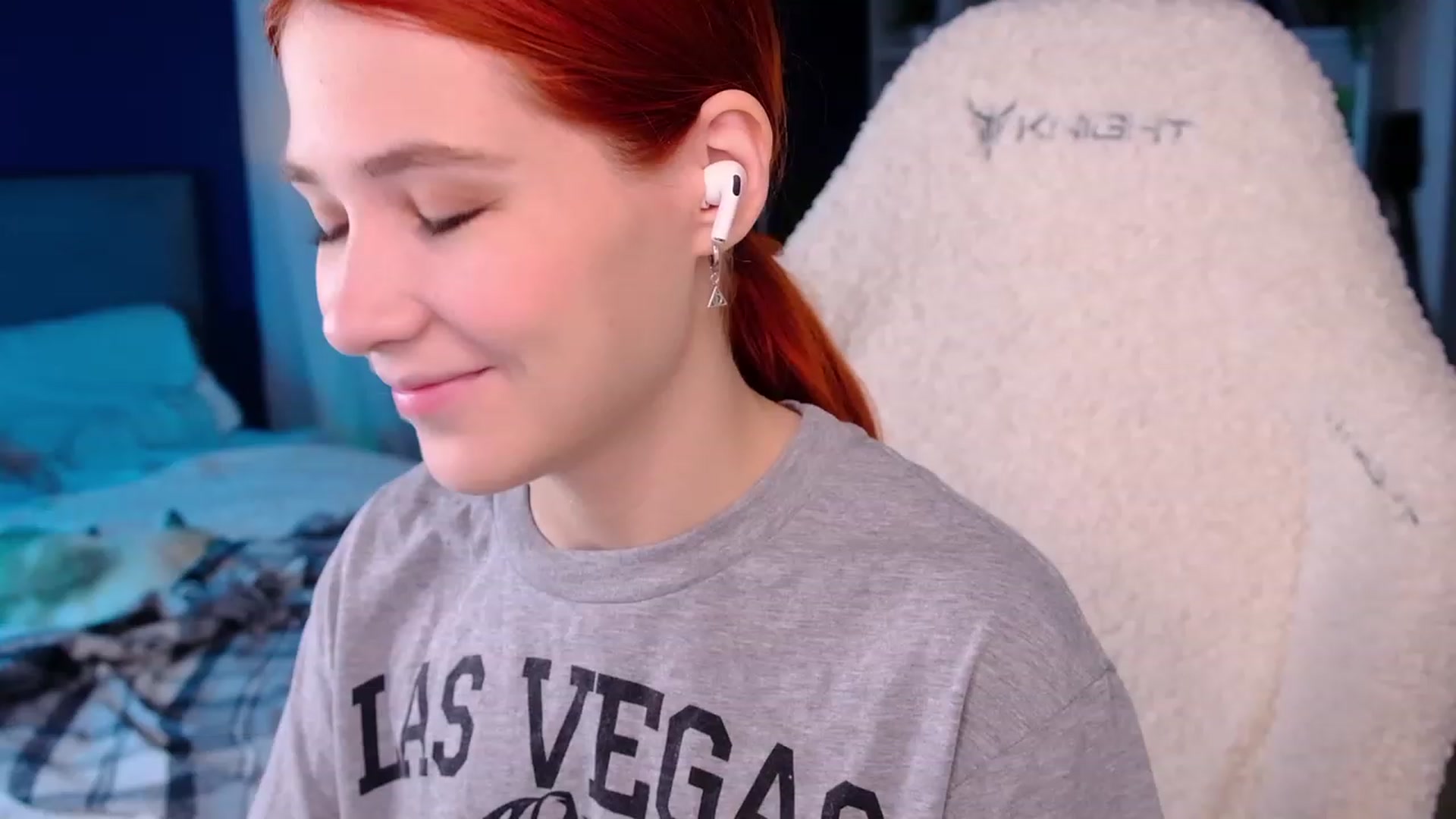 Gallery image thumbnail from JulyRedFox's myfreecams stream on, 08/15/2023, 03:19 image 15 of 20