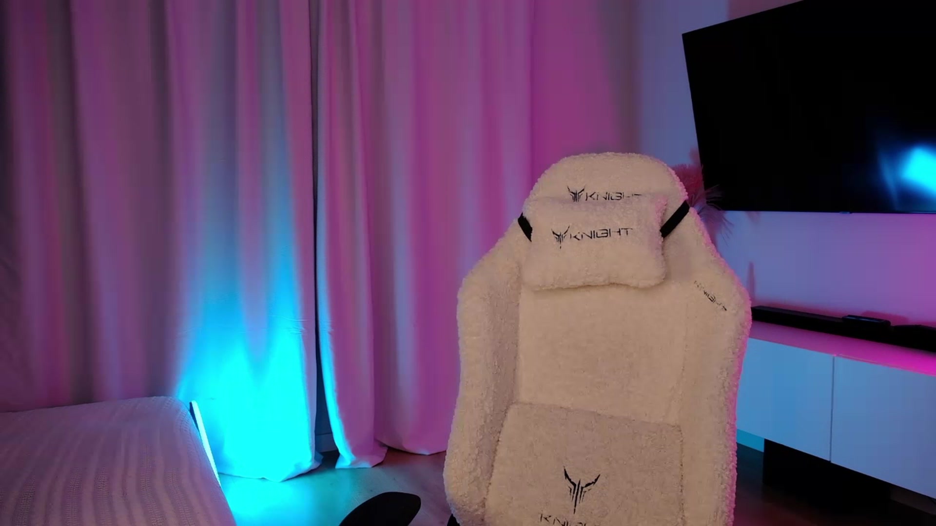 Gallery image thumbnail from JulyRedFox's myfreecams stream on, 08/31/2023, 02:40 image 9 of 20