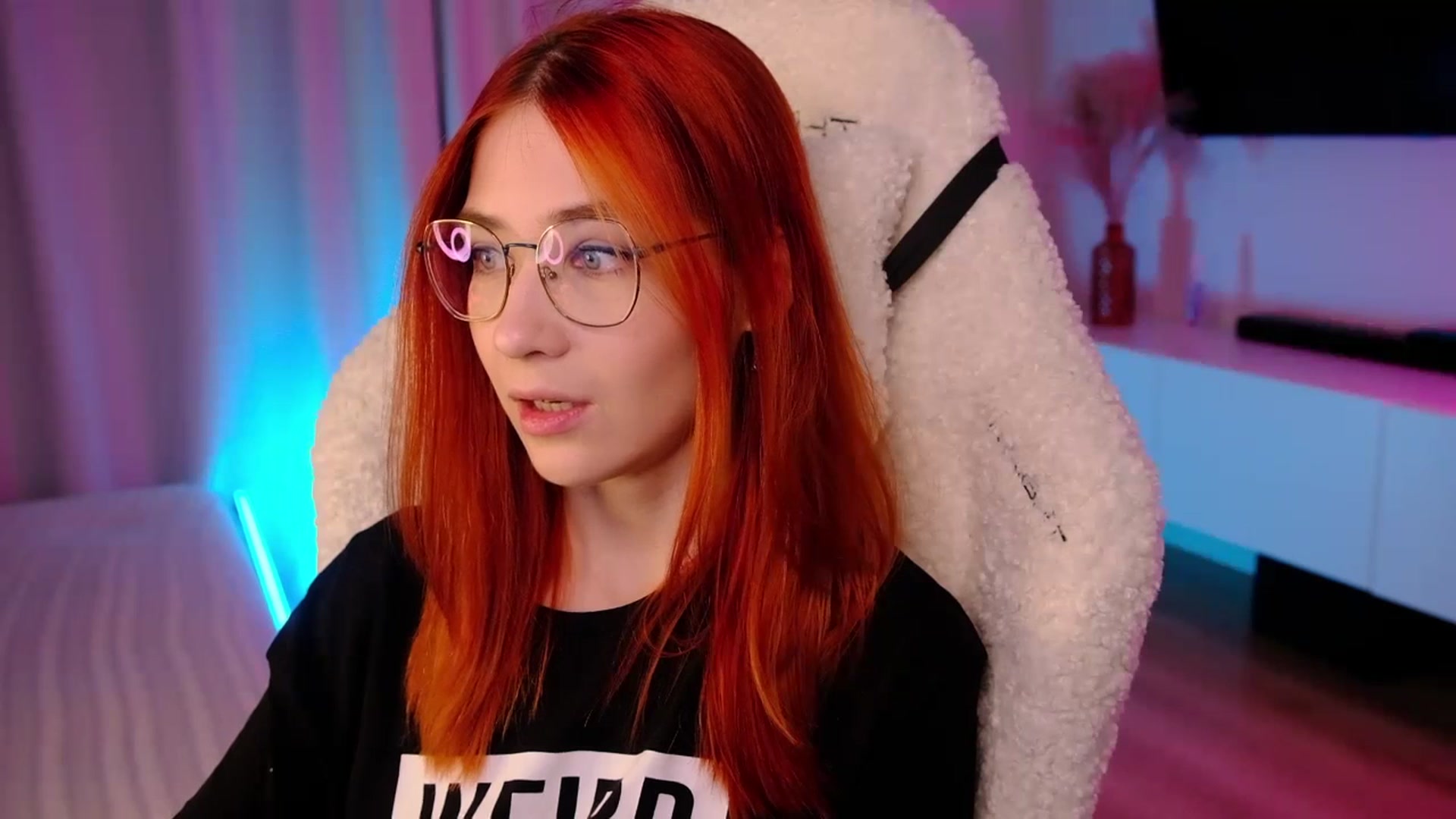 Gallery image thumbnail from JulyRedFox's myfreecams stream on, 08/31/2023, 02:40 image 3 of 20