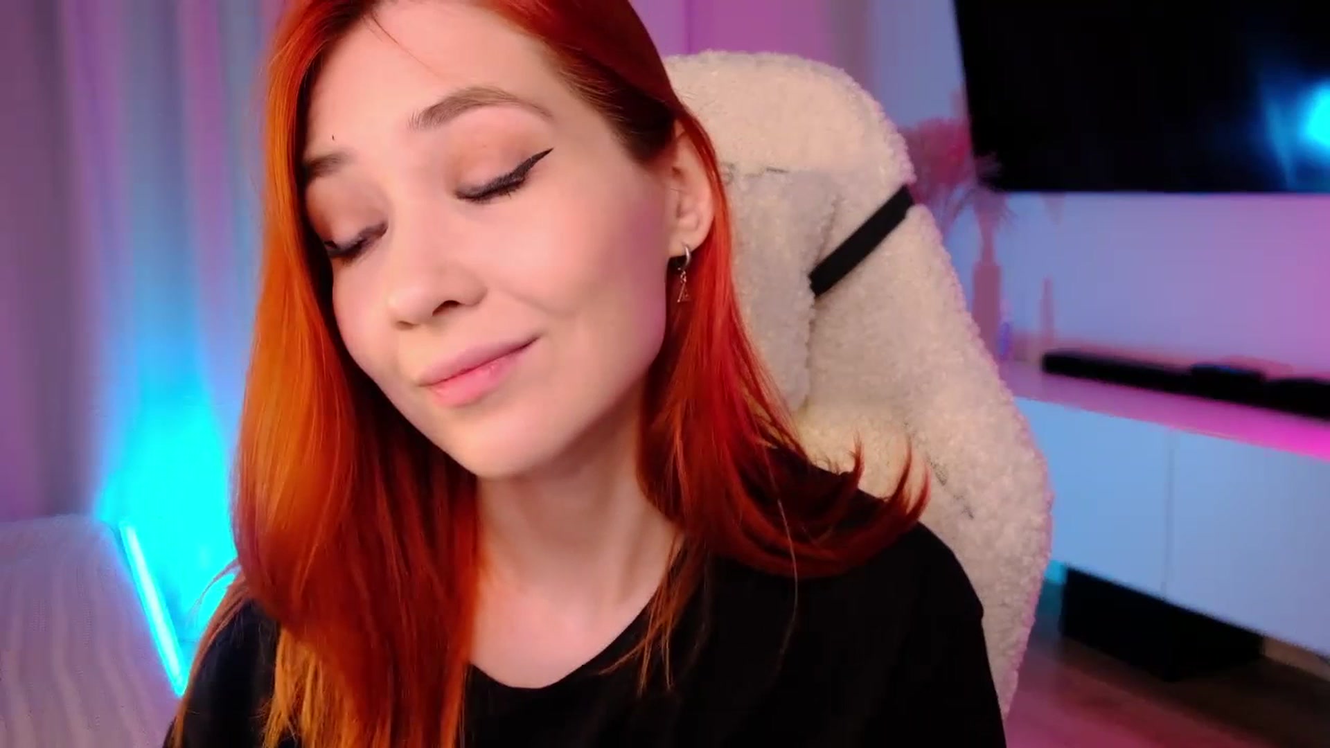 Gallery image thumbnail from JulyRedFox's myfreecams stream on, 08/31/2023, 02:40 image 1 of 20