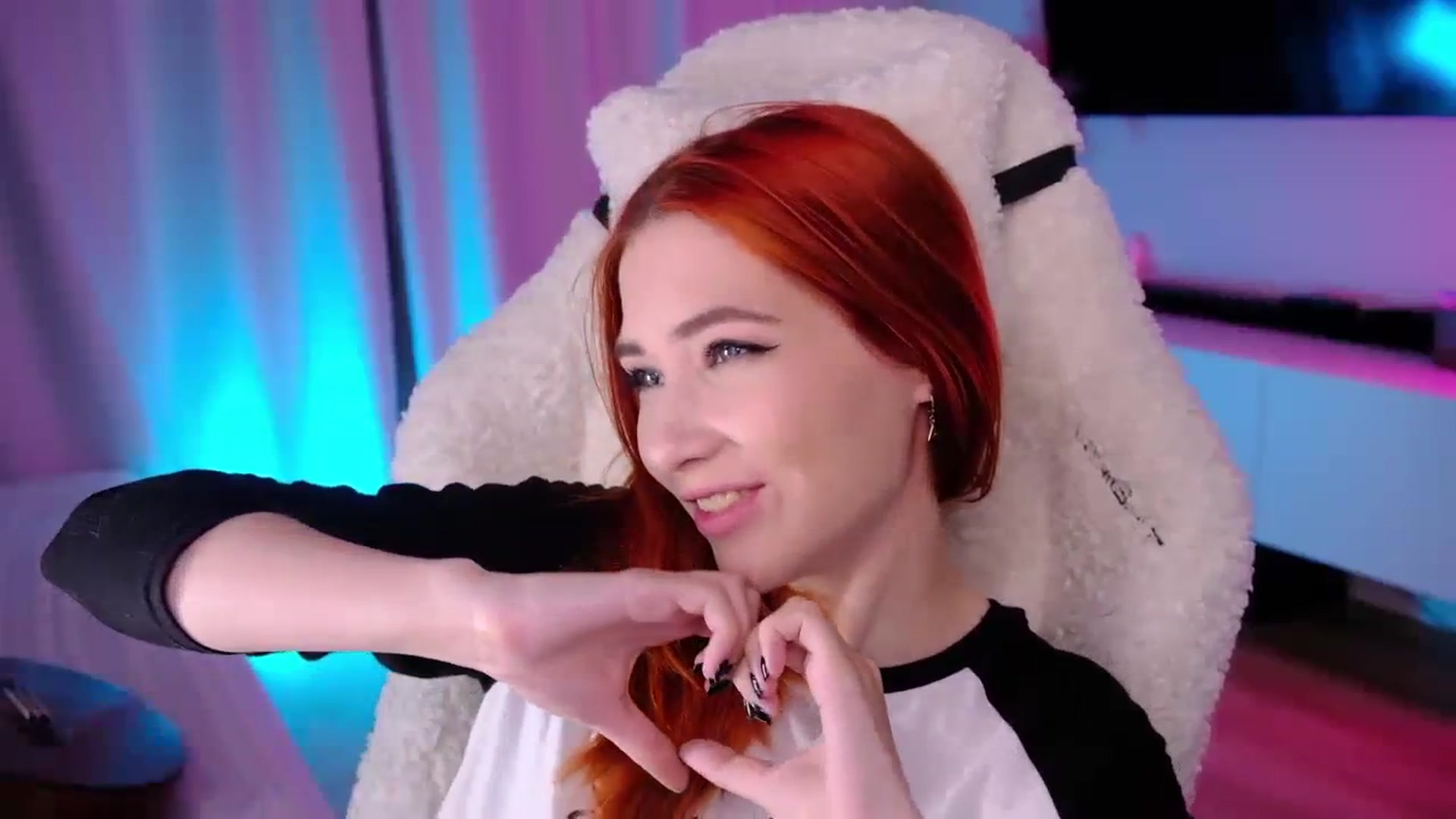 Gallery image thumbnail from JulyRedFox's myfreecams stream on, 09/03/2023, 03:15 image 7 of 20