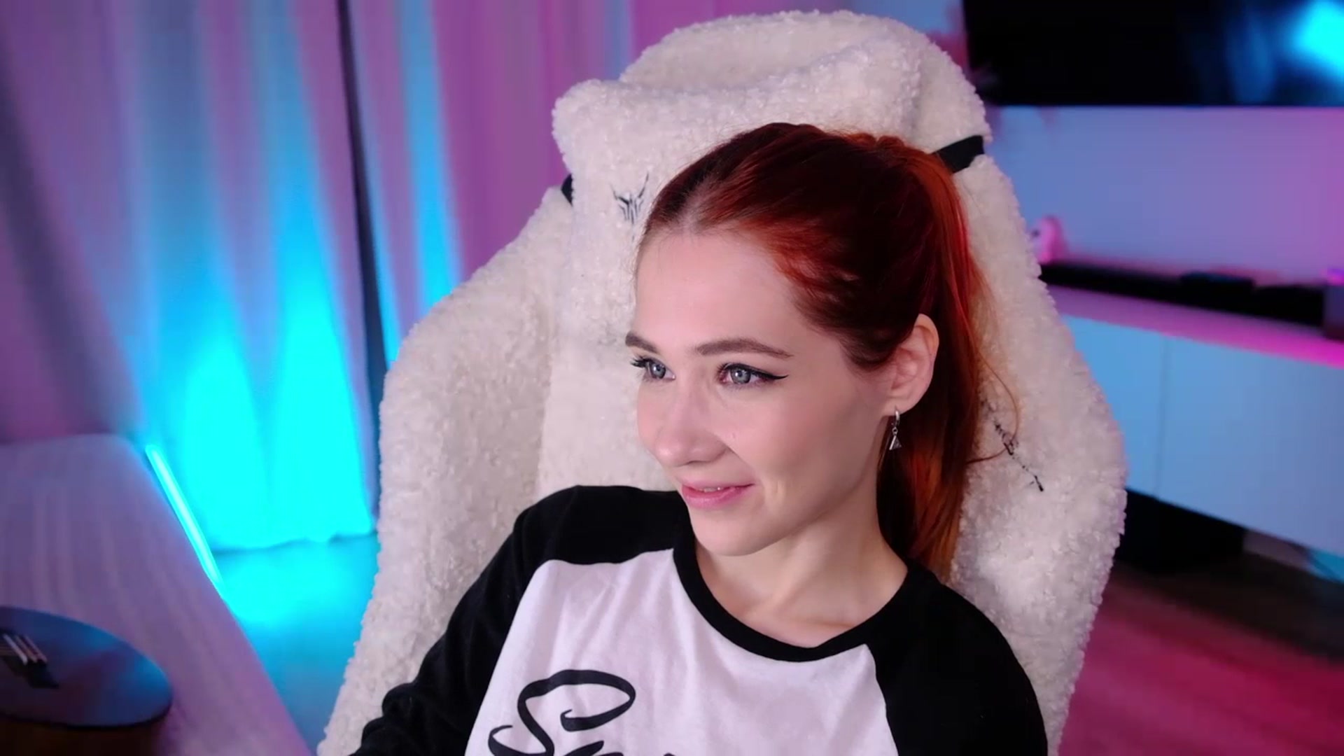 Gallery image thumbnail from JulyRedFox's myfreecams stream on, 09/03/2023, 03:15 image 4 of 20