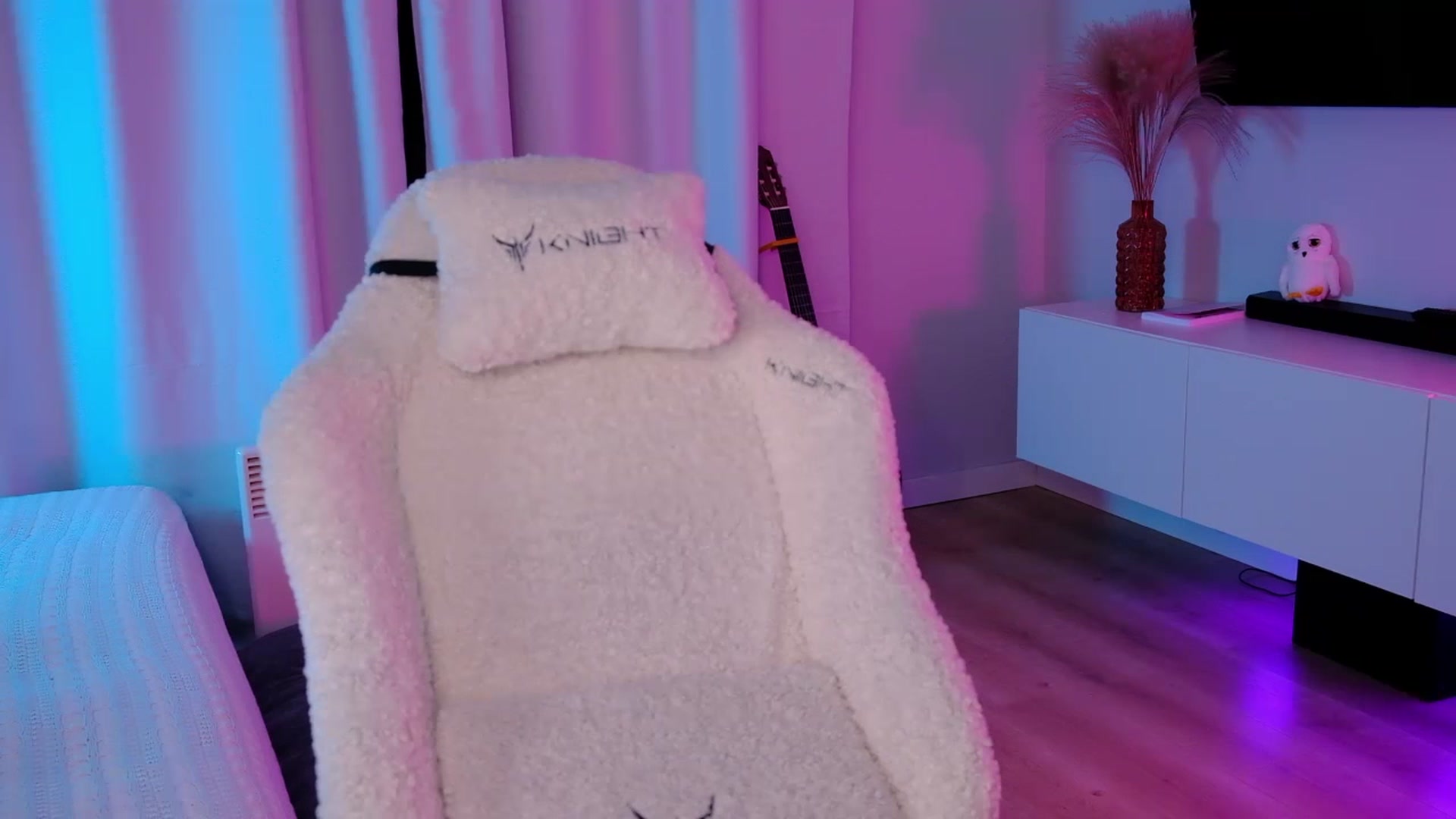 Gallery image thumbnail from JulyRedFox's myfreecams stream on, 09/13/2023, 24:14 image 11 of 20
