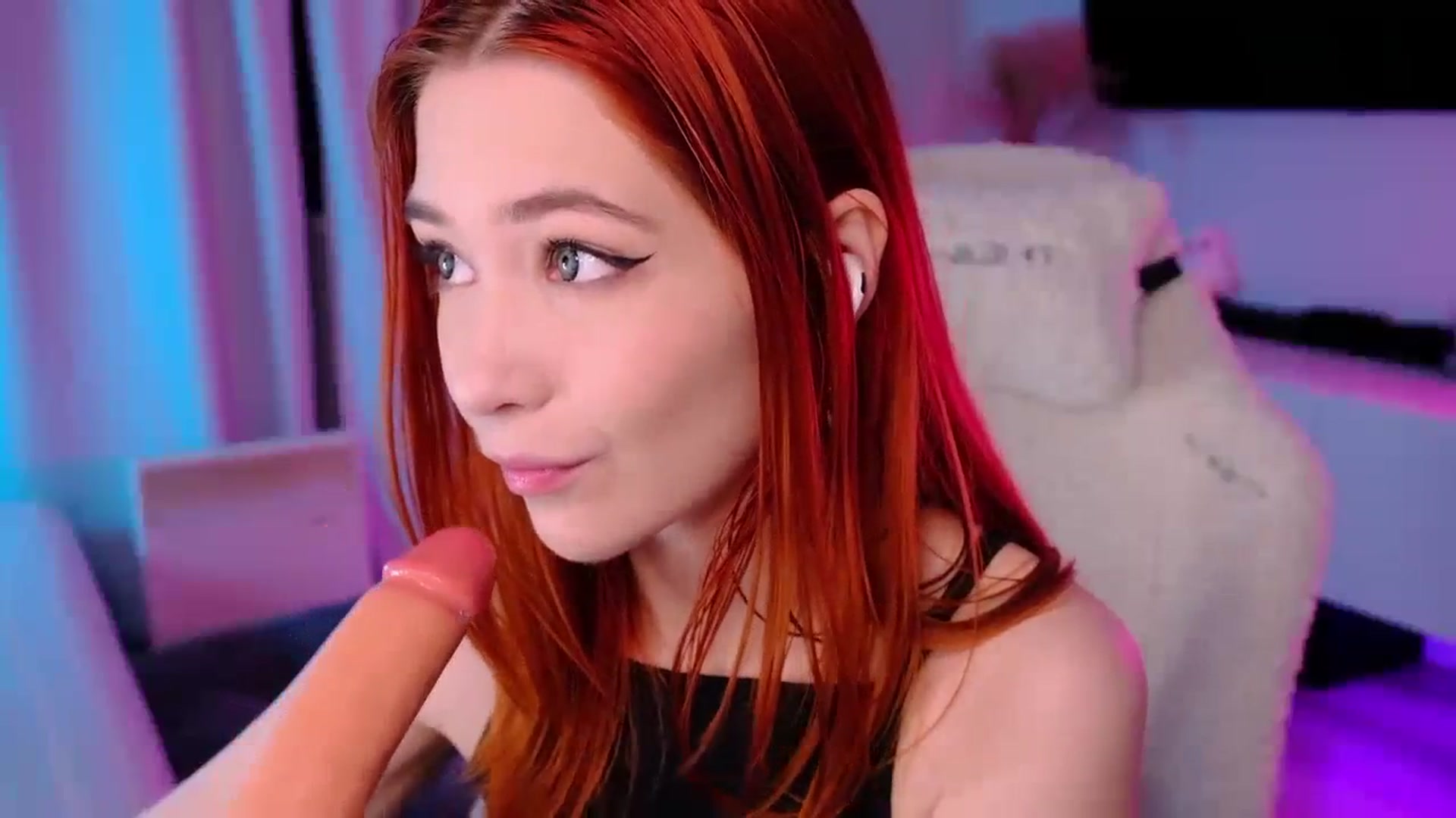 Gallery image thumbnail from JulyRedFox's myfreecams stream on, 09/13/2023, 24:14 image 17 of 20